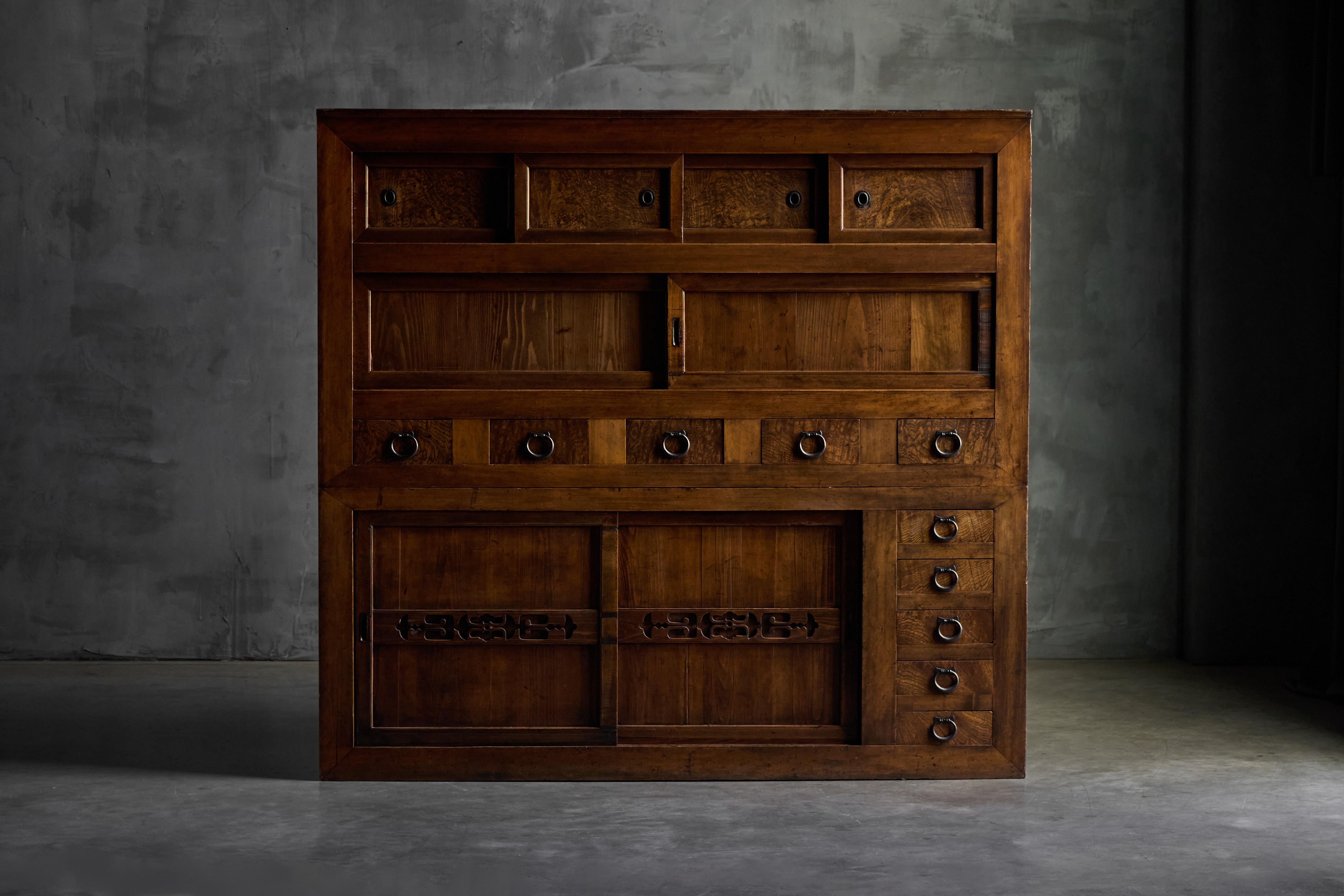 Este excepcional tansu mizuya japonés del siglo XIX procede de finales del periodo Edo-Meiji y muestra la artesanía tradicional en madera cálida y profundamente patinada. Su fachada presenta una elegante combinación de puertas correderas, paneles