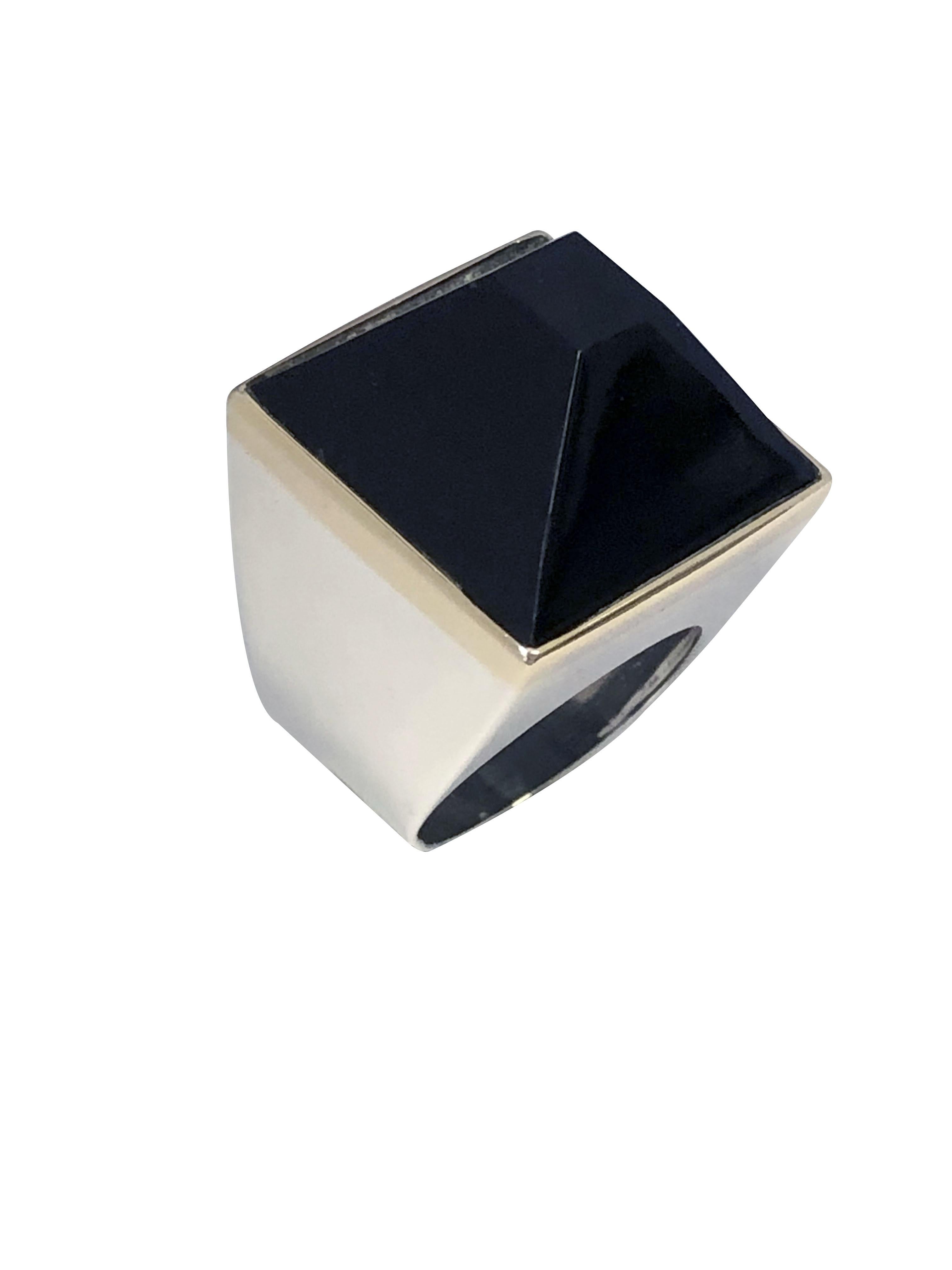 CIRCA 1980 M & J Savitt Art Deco Style Ring, Sterling Silber mit einem gelben Gold Lünette, und ein schwarzer Onyx Pyramide oben, die Onyx oben Maßnahmen 3/4 x 3/4 Zoll im Durchmesser und 3/8 Zoll in der Höhe, Finger Größe 6. 