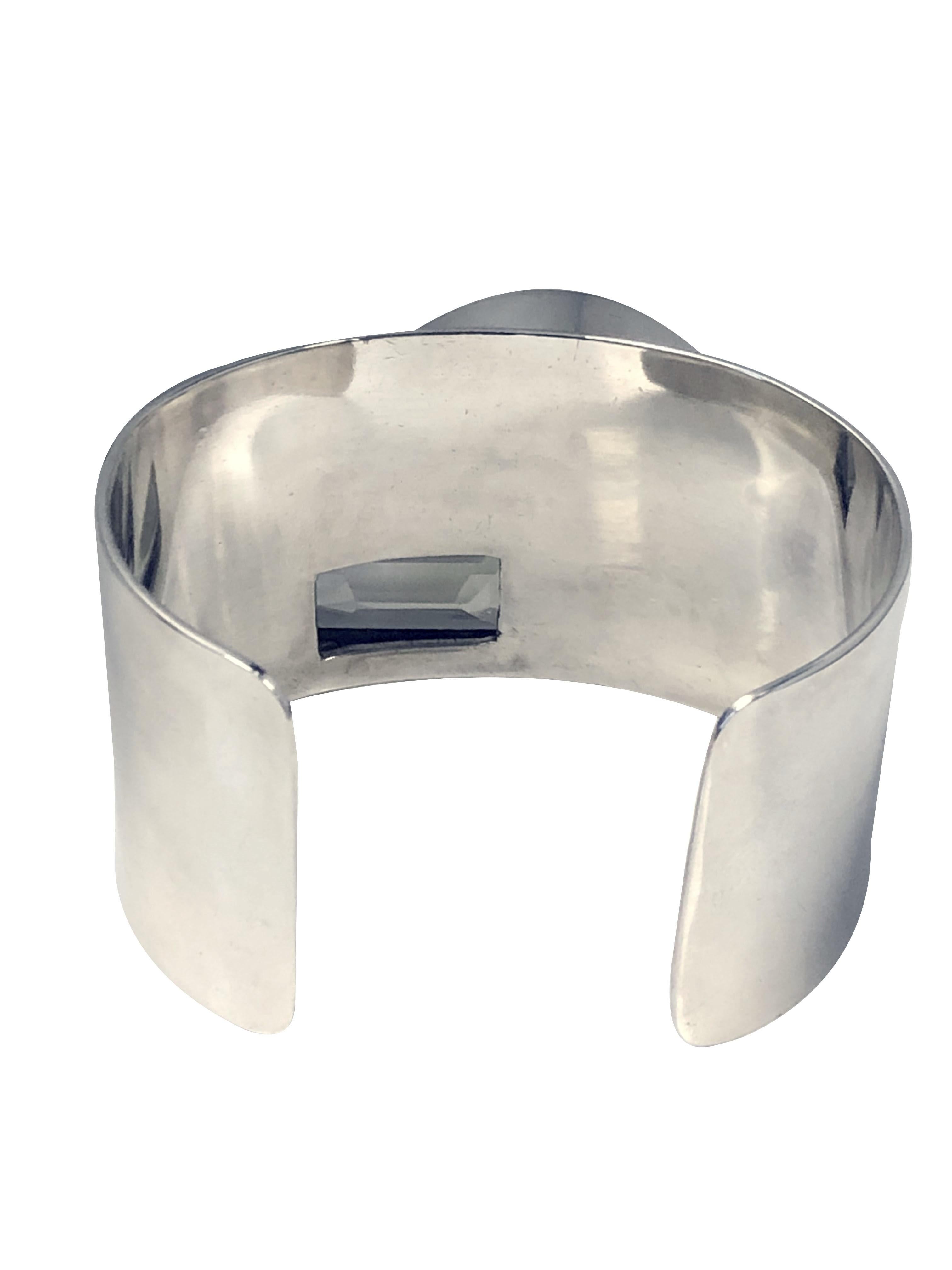 Braccialetto in argento sterling in stile Mid Century Modern di M&M Savitt del 1980 circa,  misura 1 3/8 pollici di larghezza, 2 pollici di altezza e contiene un Citrino giallo chiaro tagliato a gradini. La costruzione è in argento massiccio, la