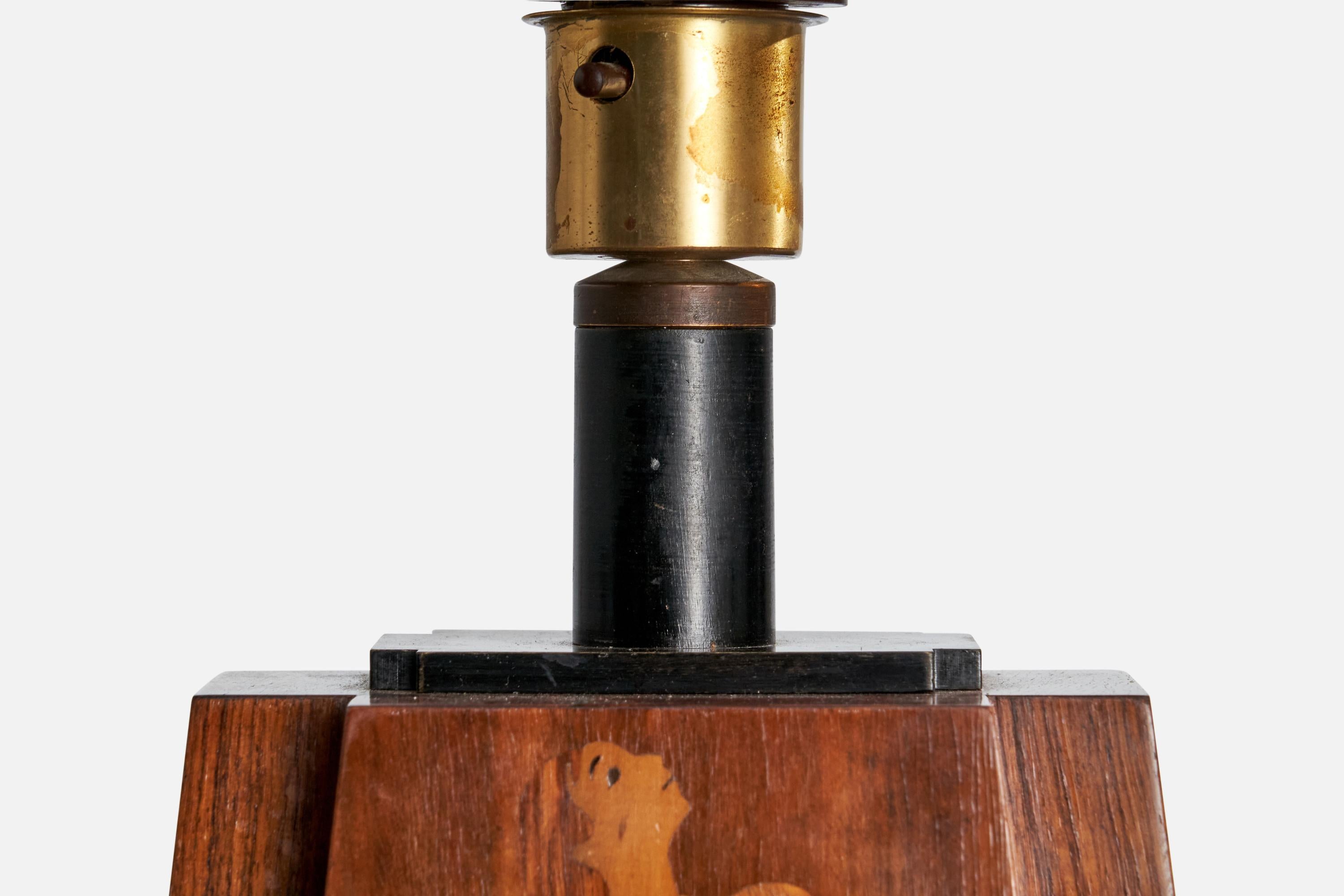 Milieu du XXe siècle Mjölby Intarsia Attribution, lampe de table, laiton, métal, Wood, Suède, années 1940 en vente