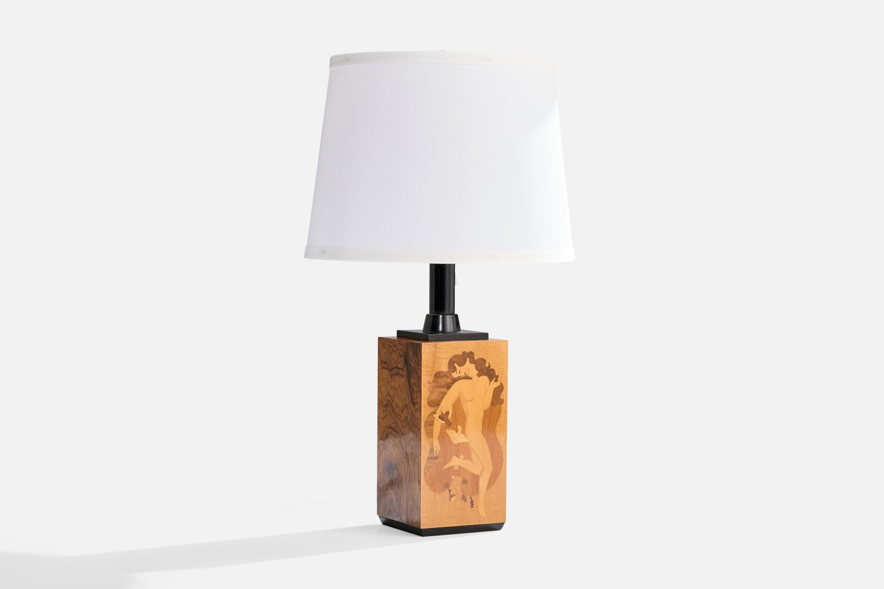 Tischlampe aus Holz, schwarzem Bakelit und weißem Stoff mit dekorativen Einlagen, zugeschrieben Mjölby Intarsia, Schweden, um 1940.

Abmessungen der Lampe mit Schirm (Zoll): 22.0 