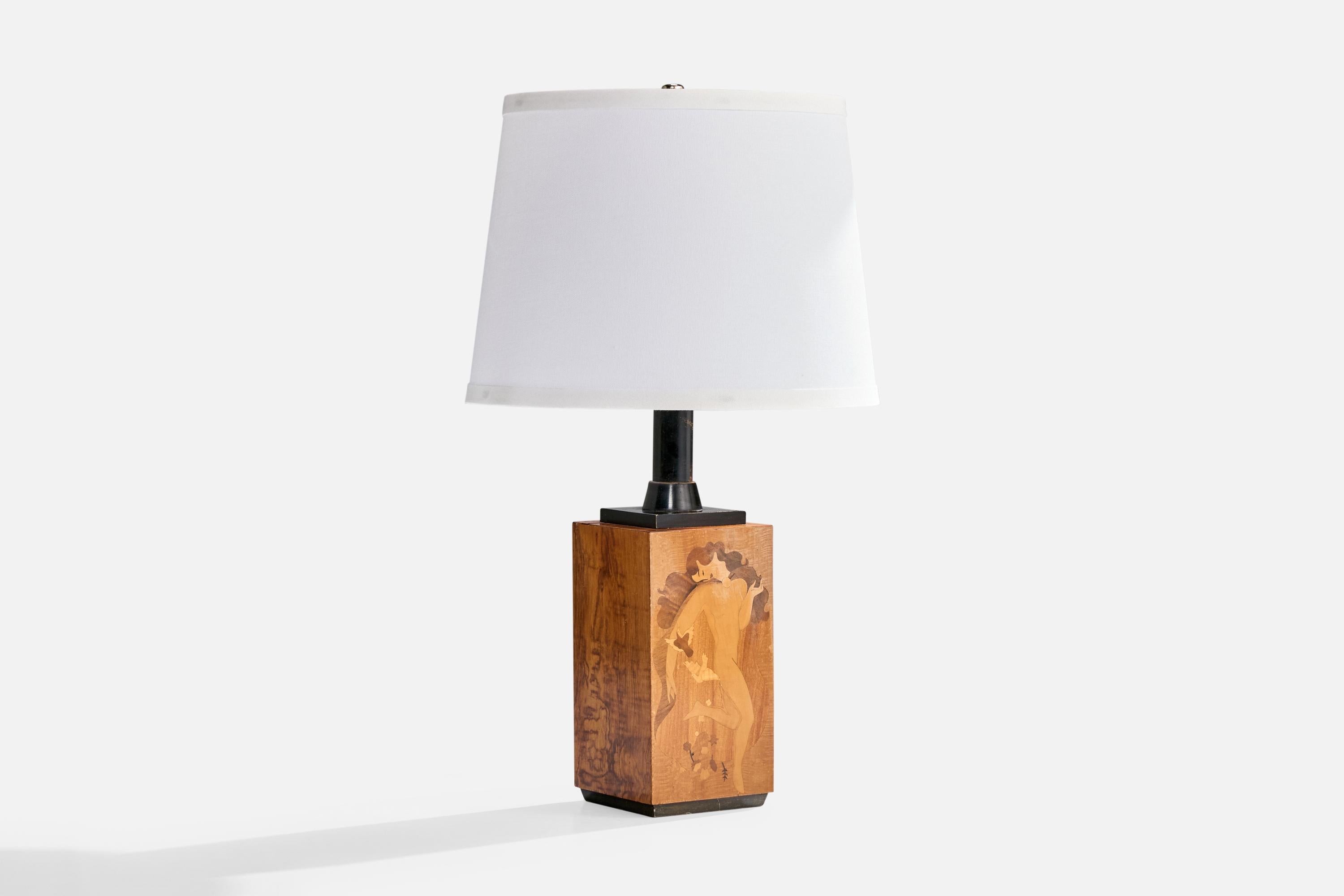 Tischlampe aus Holz, schwarzem Bakelit und weißem Stoff mit dekorativen Einlagen, zugeschrieben Mjölby Intarsia, Schweden, um 1940.

Abmessungen der Lampe (Zoll): 16,25 