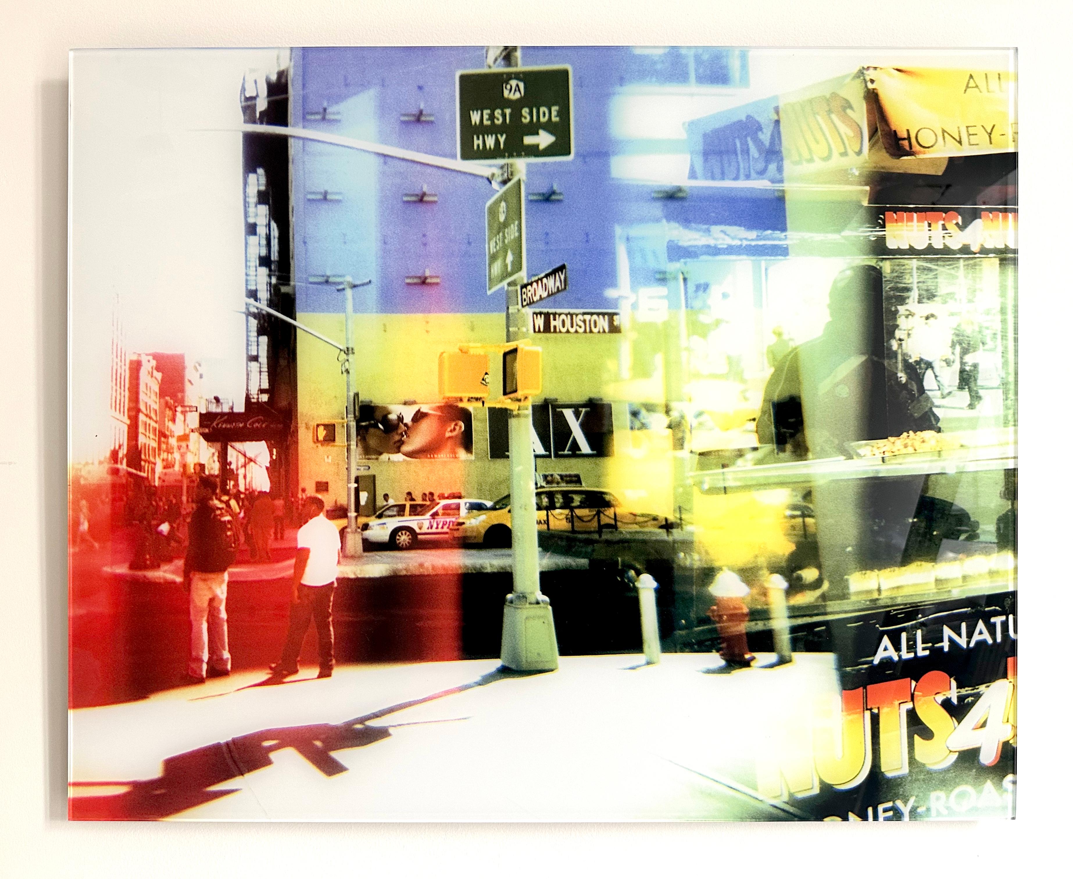 Nuts4Nuts, photographie abstraite de film couleur d'une scène de rue urbaine de la ville de New York - Photograph de MK Semos