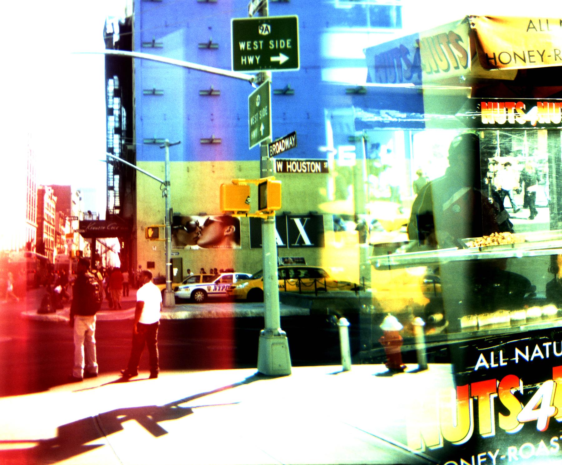 Landscape Photograph MK Semos - Nuts4Nuts, photographie abstraite de film couleur d'une scène de rue urbaine de la ville de New York