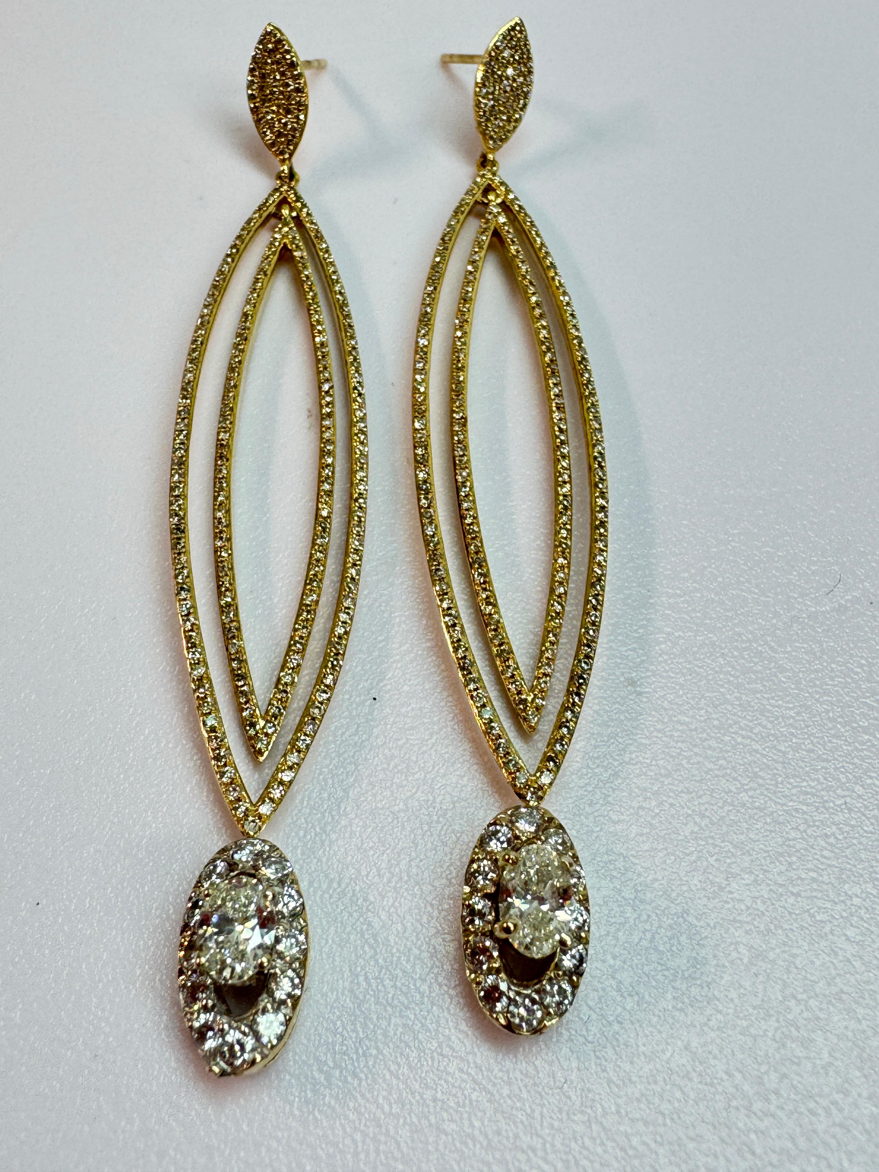 Boucles d'oreilles MK en or jaune avec diamants elliptiques Unisexe en vente