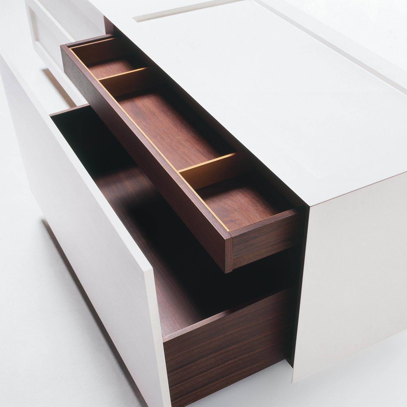 Ce buffet horizontal en bois comporte deux tiroirs extérieurs et une commode intégrée avec un tiroir intérieur. Il est disponible dans un large éventail de finitions sur demande afin de s'intégrer à tout environnement. Très spacieux et pratique, il
