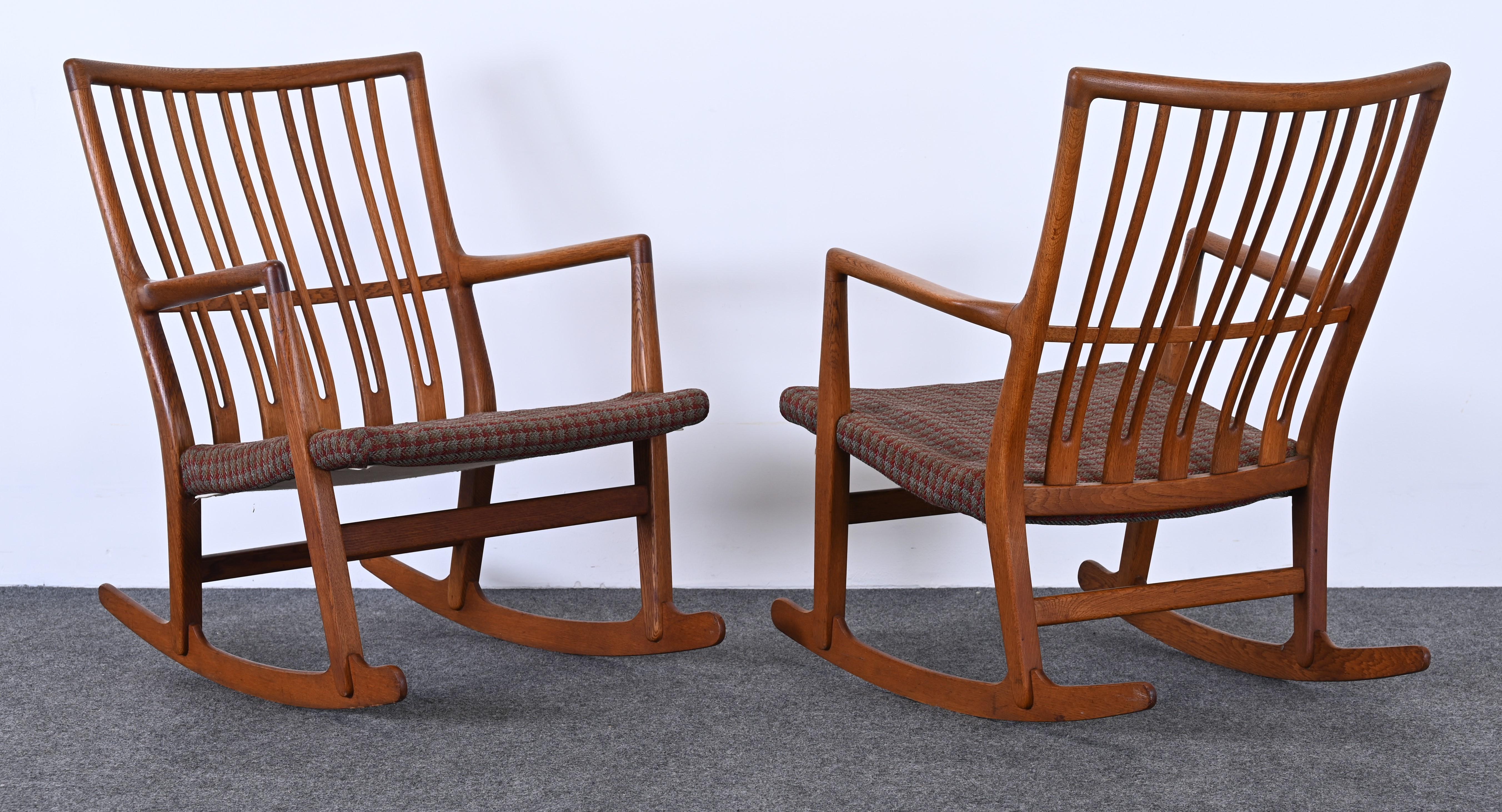 Ein klassischer Hans Wegner ML-33 Schaukelstuhl aus Teakholz. Hergestellt für Michael Laursen in den 1940er Jahren. Der Stuhl hat einen stilisierten Holzrahmen mit vertikalen Latten. Die Polsterung ist Vintage und muss aktualisiert werden. Der Stuhl
