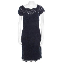 ML by Monique Lhuillier - Robe fourreau à manches courtes en dentelle bleu marine avec dos en losange M