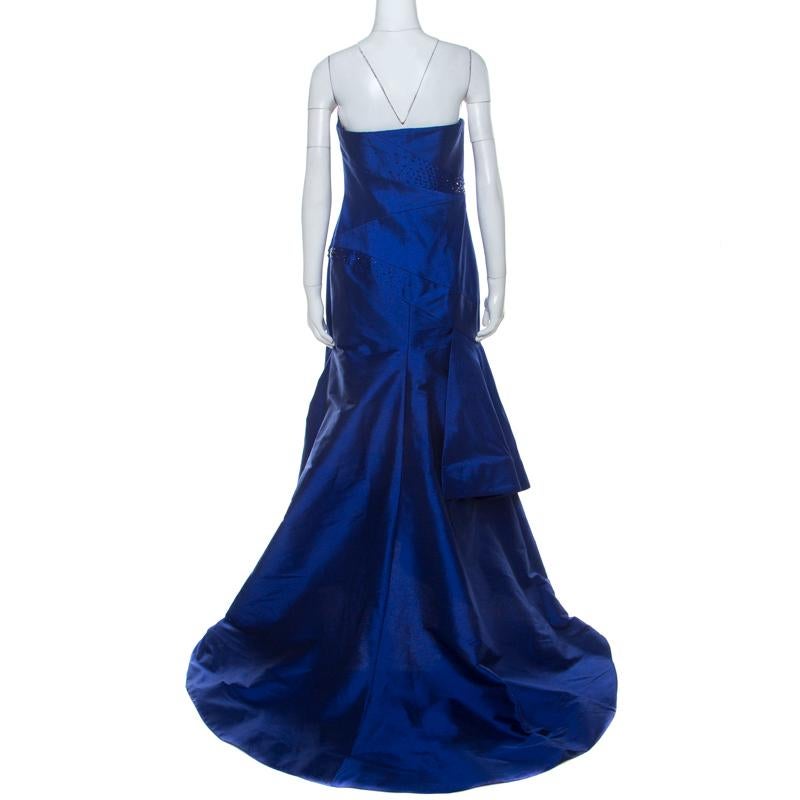 Dieses blaue Kleid von Monique Lhuillier ist ein echter Hingucker! Es ist aus hochwertigen Stoffen gefertigt und mit Perlen verziert:: um die drapierte Vorderseite und die Handwerkskunst zu betonen. Das trägerlose Kleid ist so schön geschnitten::