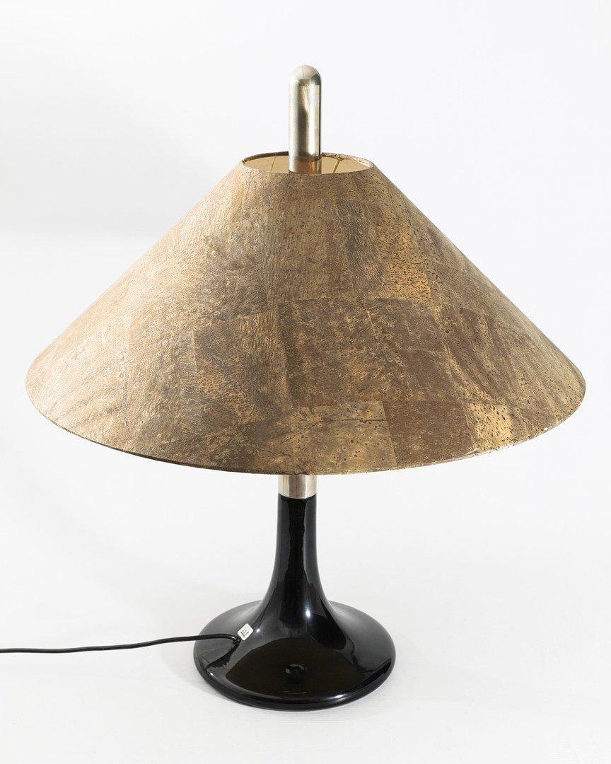 Lampe de table ML3 par Ingo Maurer pour M-One avec abat-jour original en liège. Base en verre noir et supports chromés. Allemagne, années 1960. Douille 2x E27. Prise européenne (jusqu'à 250V). 1