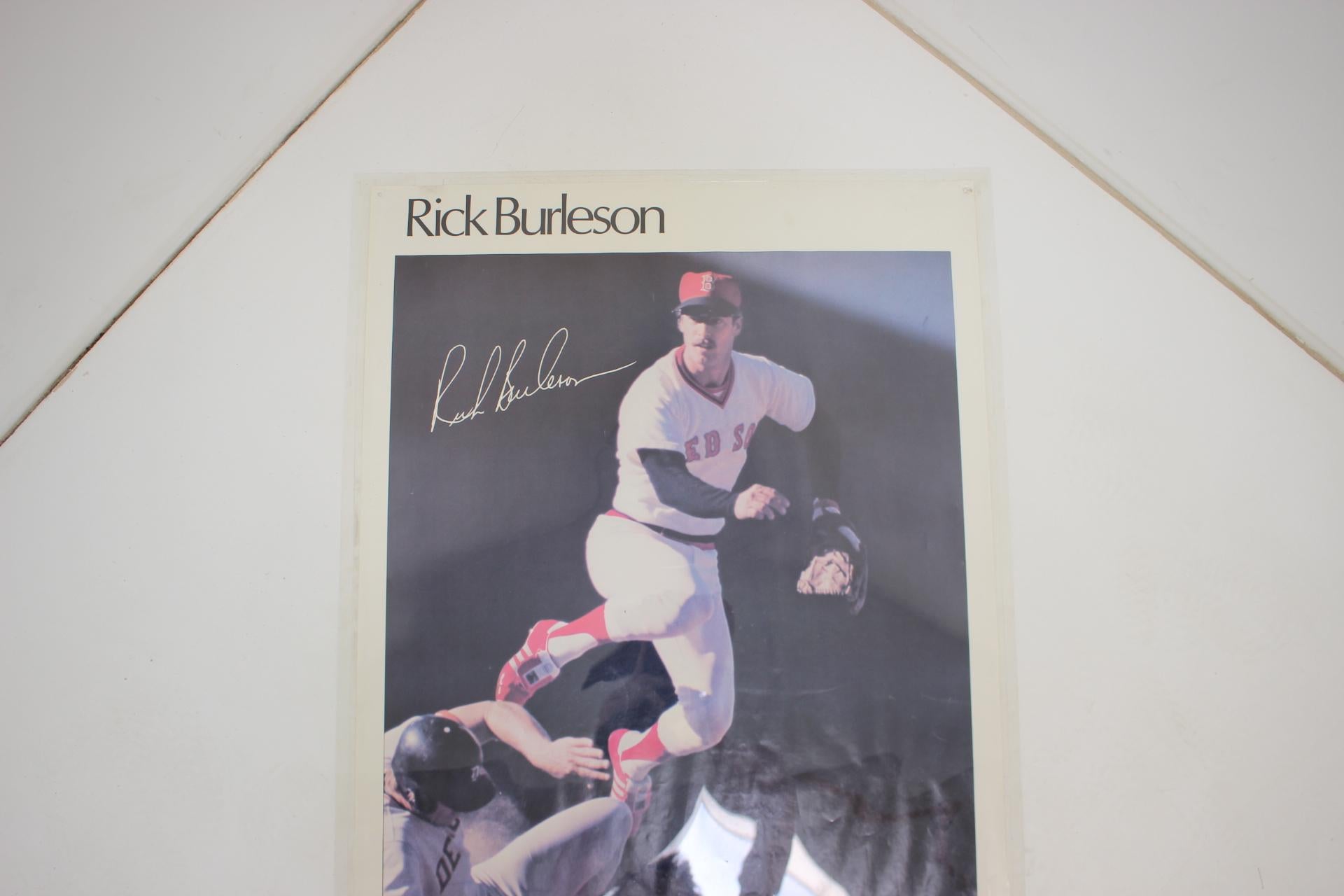 Major League Baseball, Rick Burleson représenté, fabriqué en 1978, imprimé aux Etats-Unis.
En papier et en plastique
État d'origine avec un trou (montré dans les photos postées), nettoyé.
