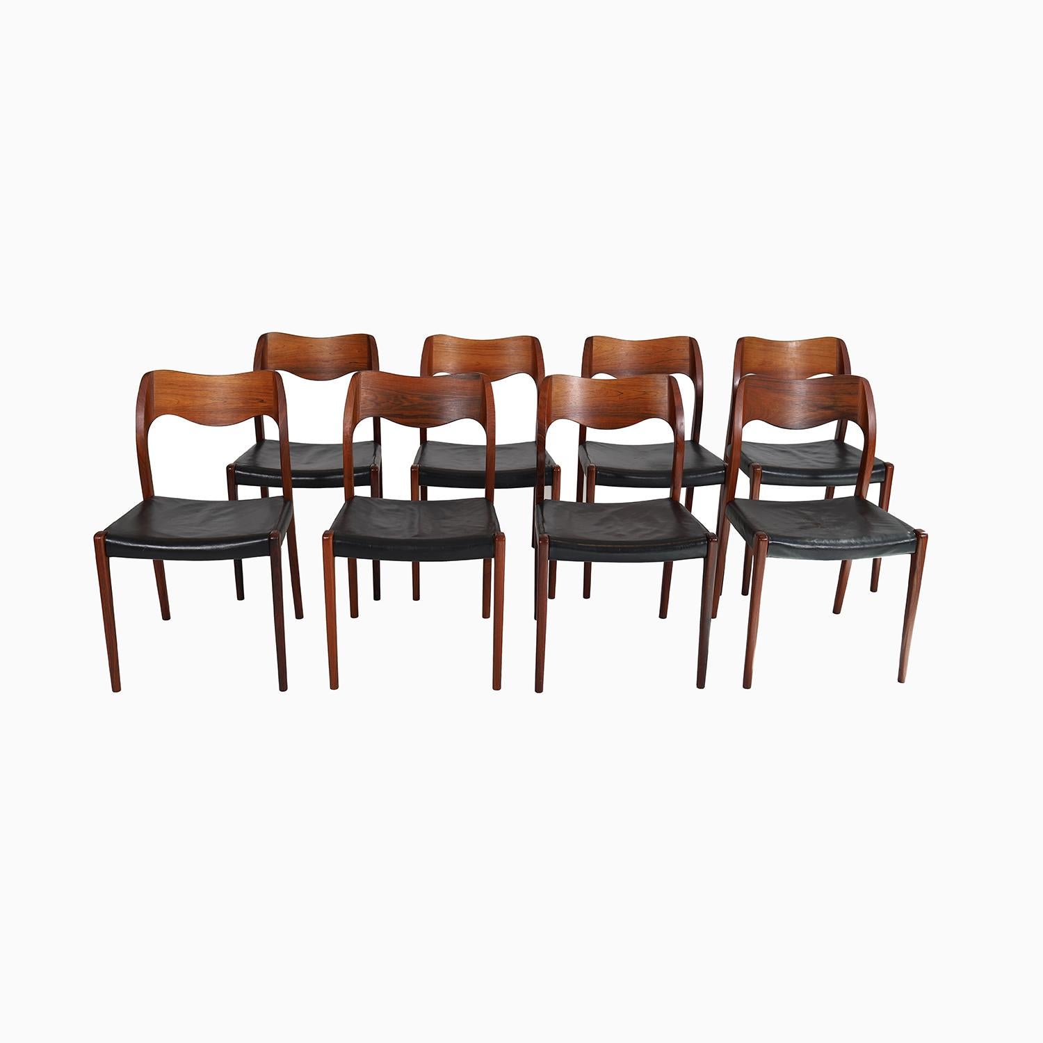 Questo set di 8 sedie da pranzo è realizzato in palissandro e rifinito a olio, una finitura piuttosto insolita per questo tipo di legno.  La finitura a olio si adatta bene al design casual e divertente di Niels Otto Møller.  Queste sedie sono dotate