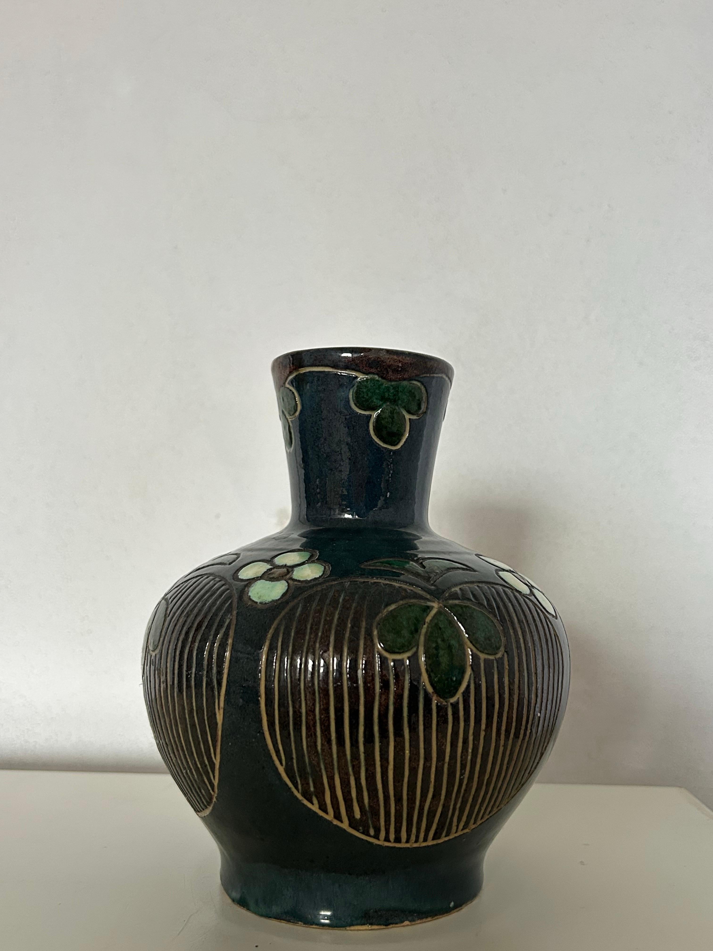 Møller & Bøgely (1917-1920) : Vase en céramique Art nouveau avec motif floral, Danemark Bon état - En vente à Valby, 84