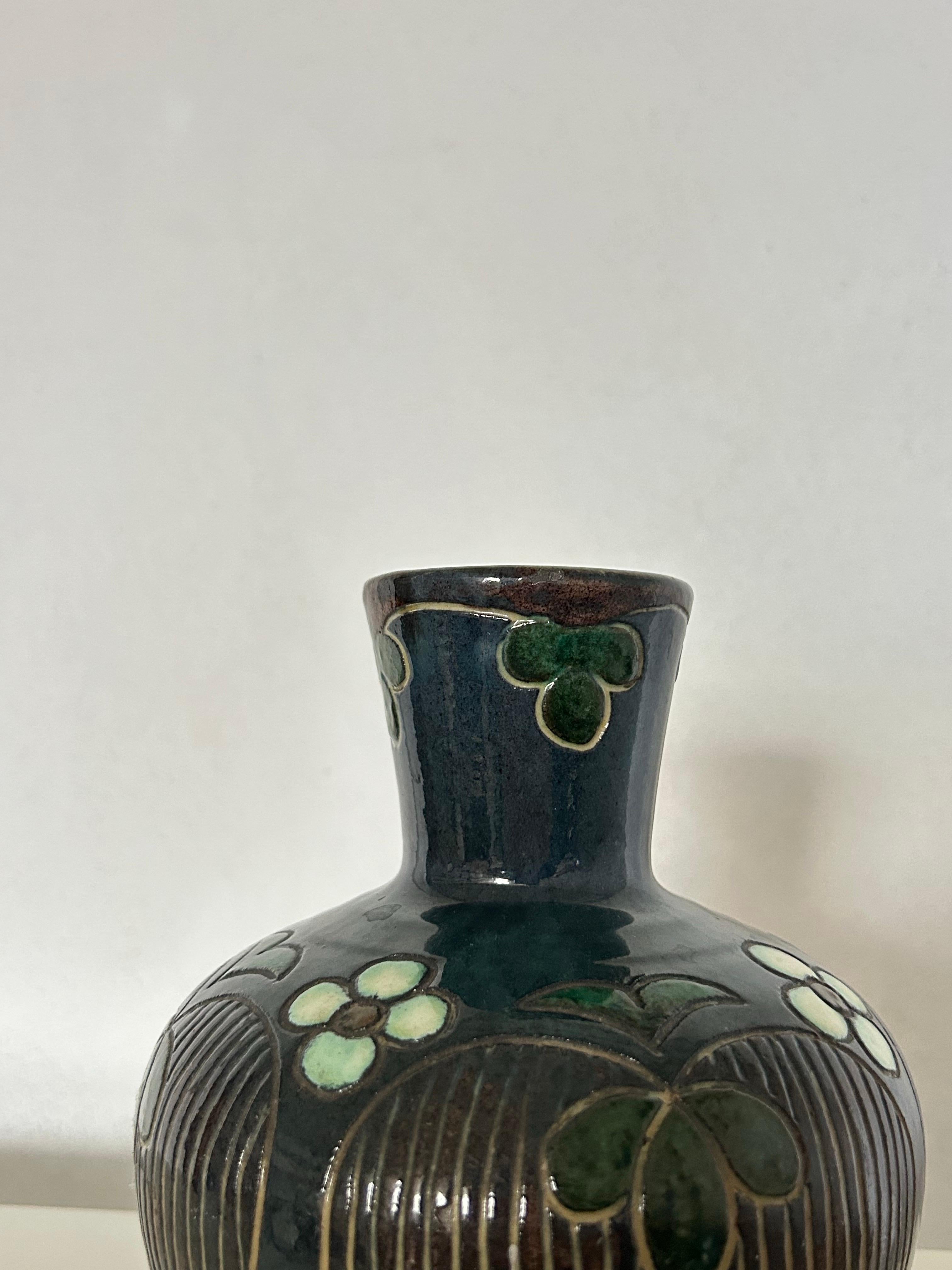 Début du 20ème siècle Møller & Bøgely (1917-1920) : Vase en céramique Art nouveau avec motif floral, Danemark en vente