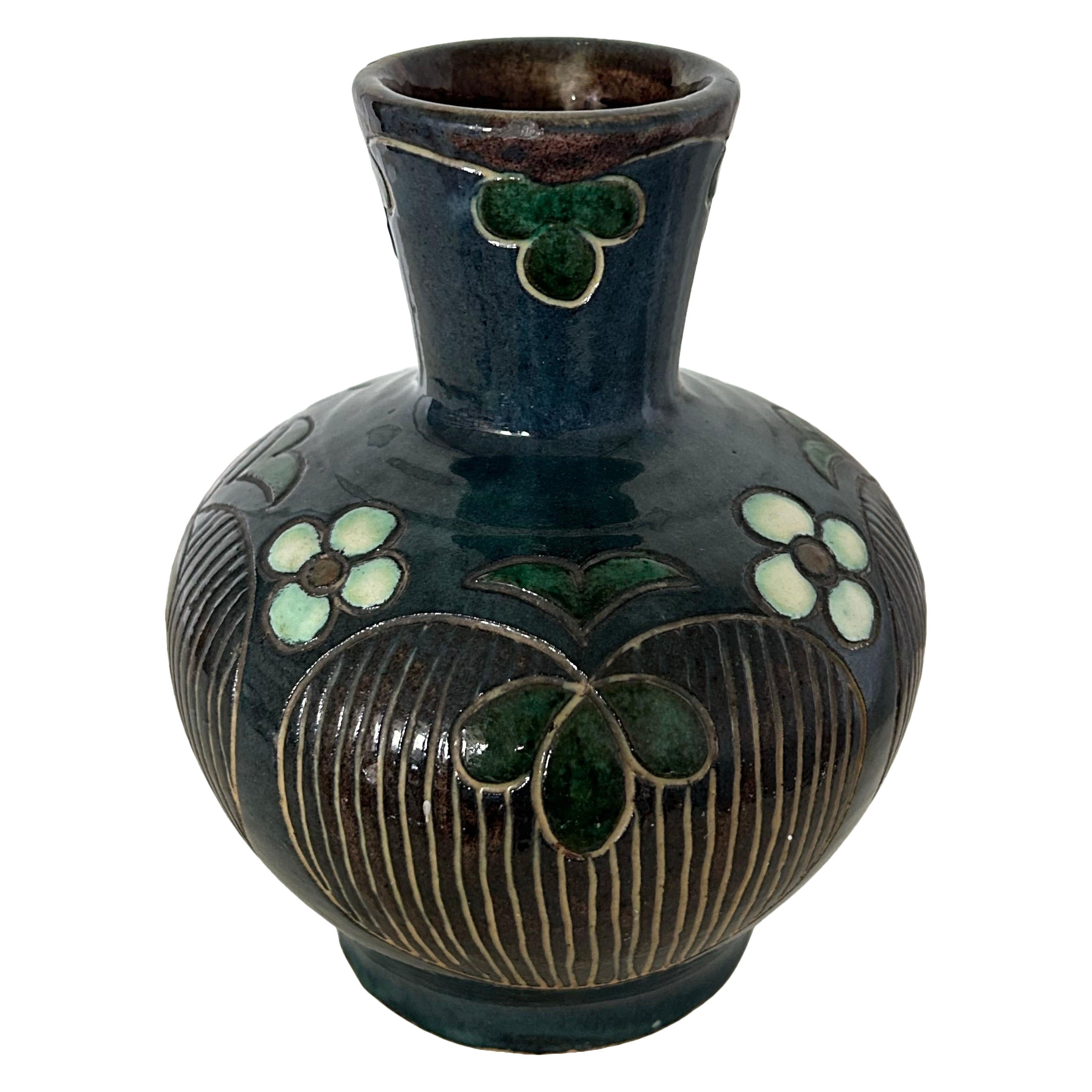 Møller & Bøgely (1917-1920) : Vase en céramique Art nouveau avec motif floral, Danemark en vente