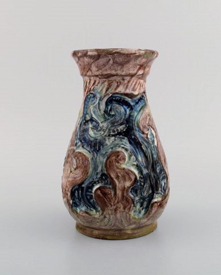 Møller & Bøgely. Art Nouveau vase in glazed ceramics. Beautiful glaze in brown and blue shades, 1917-1920.
Measures: 19.5 x 12 cm.
In excellent condition.
Stamped.
Large Danish private collection of Møller & Bøgely ceramics in stock.
