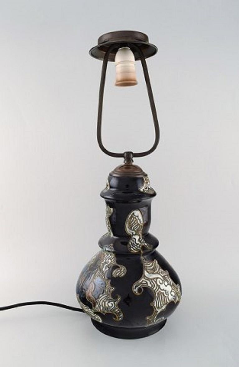 Møller & Bøgely, Denmark. Large Art Nouveau table lamp in glazed ceramics. 
Dated 1917-1920.
Measures: 30 x 20 cm (excluding socket).
In very good condition.



 