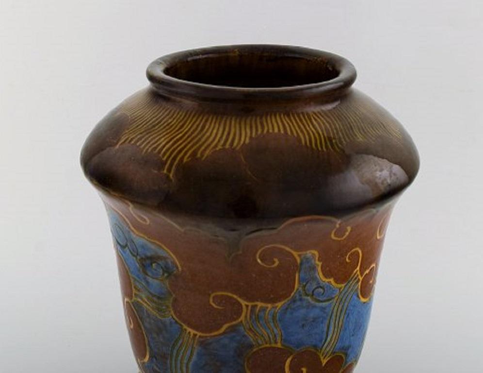 Møller & Bøgely, Denmark. Large Art Nouveau vase in glazed ceramics. Beautiful glaze in brown and blue shades, circa 1920.
Measures: 27 x 21.5 cm.
In very good condition.
Stamped.
Large Danish private collection of Møller & Bøgely ceramics in