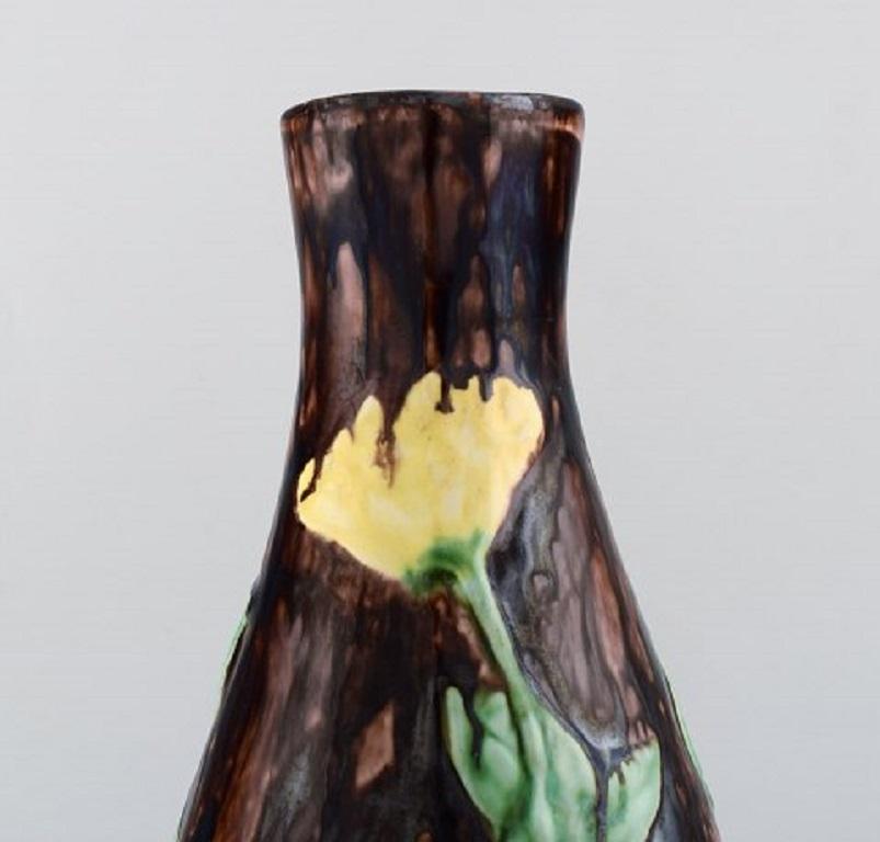 Roskilde Lervarefabrik, Denmark. Large Art Nouveau vase in glazed ceramics. Yellow flowers in brown base. Dated 1915-1921.
Measures: 31.5 x 15 cm.
In very good condition.
Indistinctly stamped.
Large Danish private collection of Møller & Bøgely