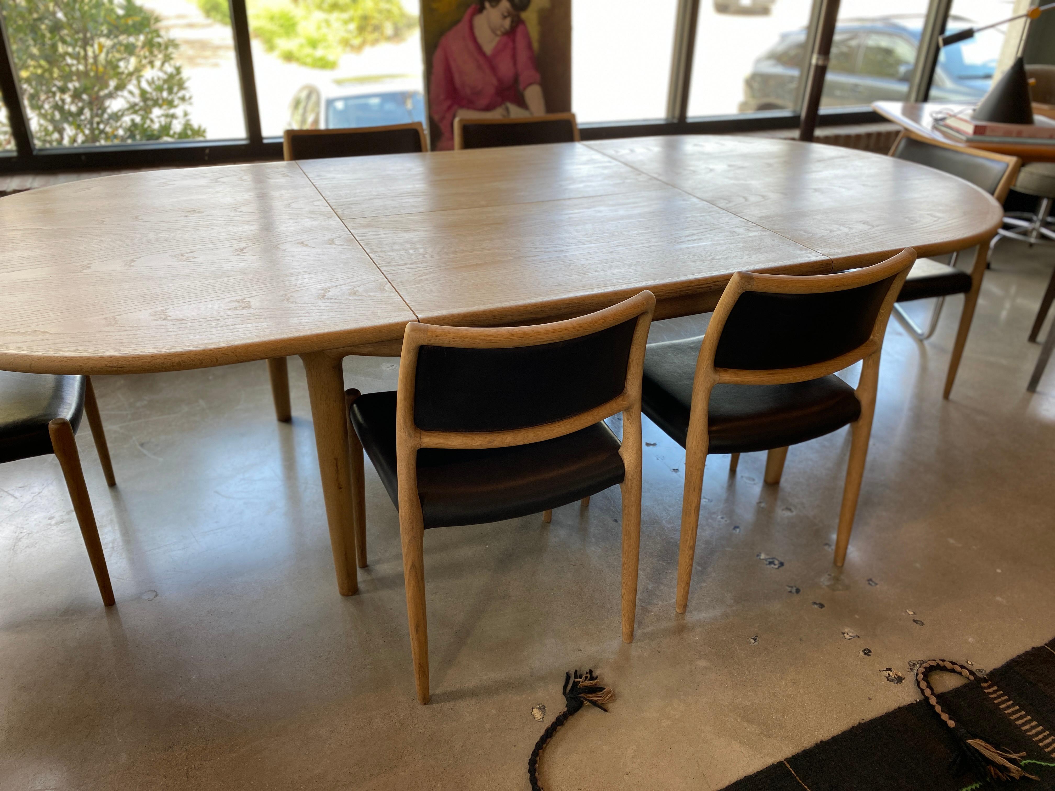 Møller Expandable Dining Table and Six Chair Set, Denmark In Good Condition In Austin, TX