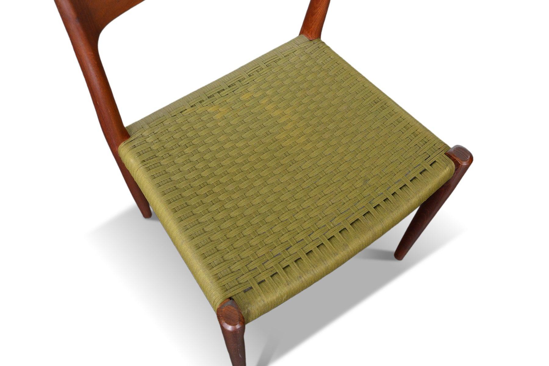 Mid-Century Modern Møller Model 77 Dining Chair In Teak With Original Woven Wool Seat For Sale