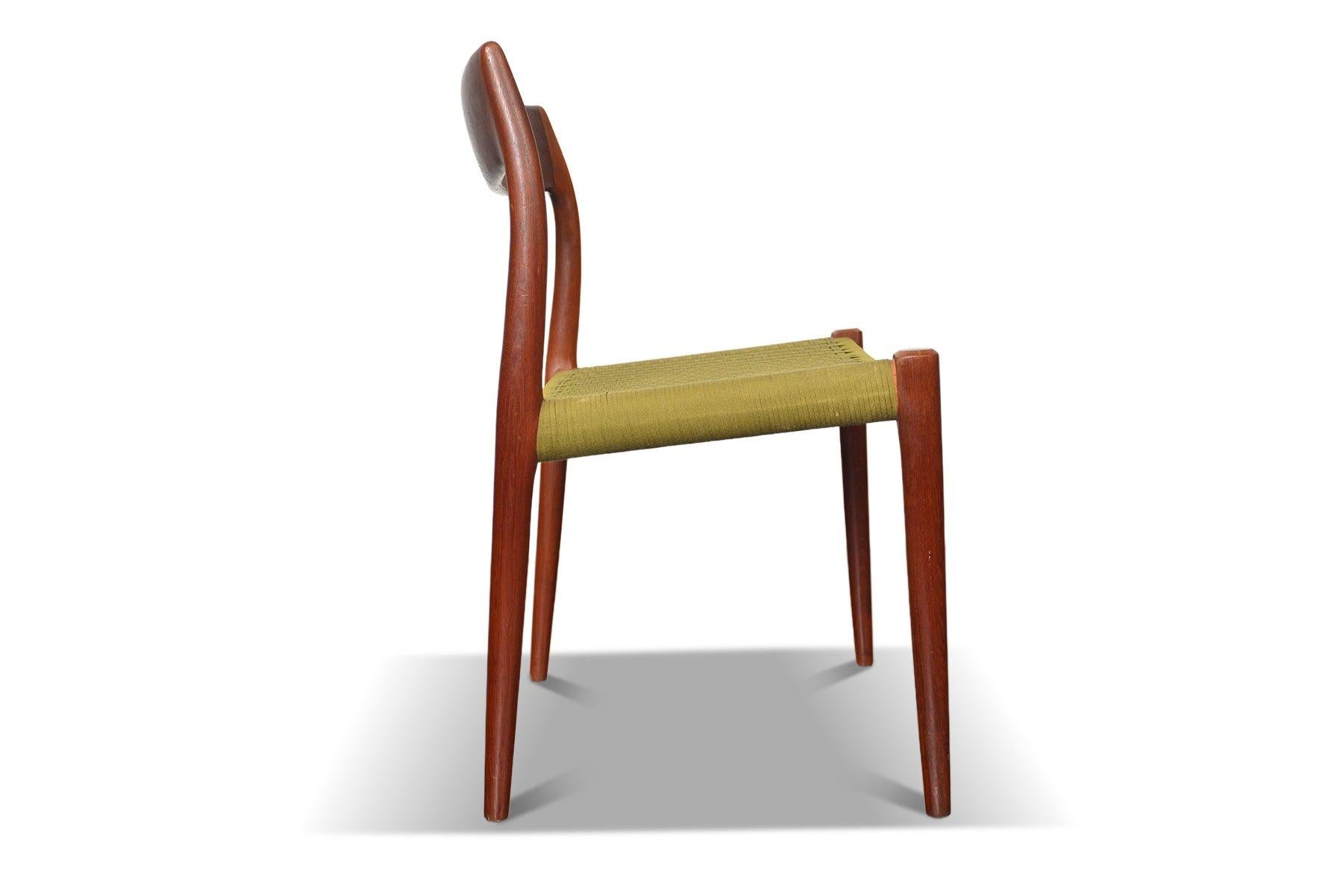 Møller Model 77 Dining Chair In Teak With Original Woven Wool Seat In Good Condition For Sale In Berkeley, CA