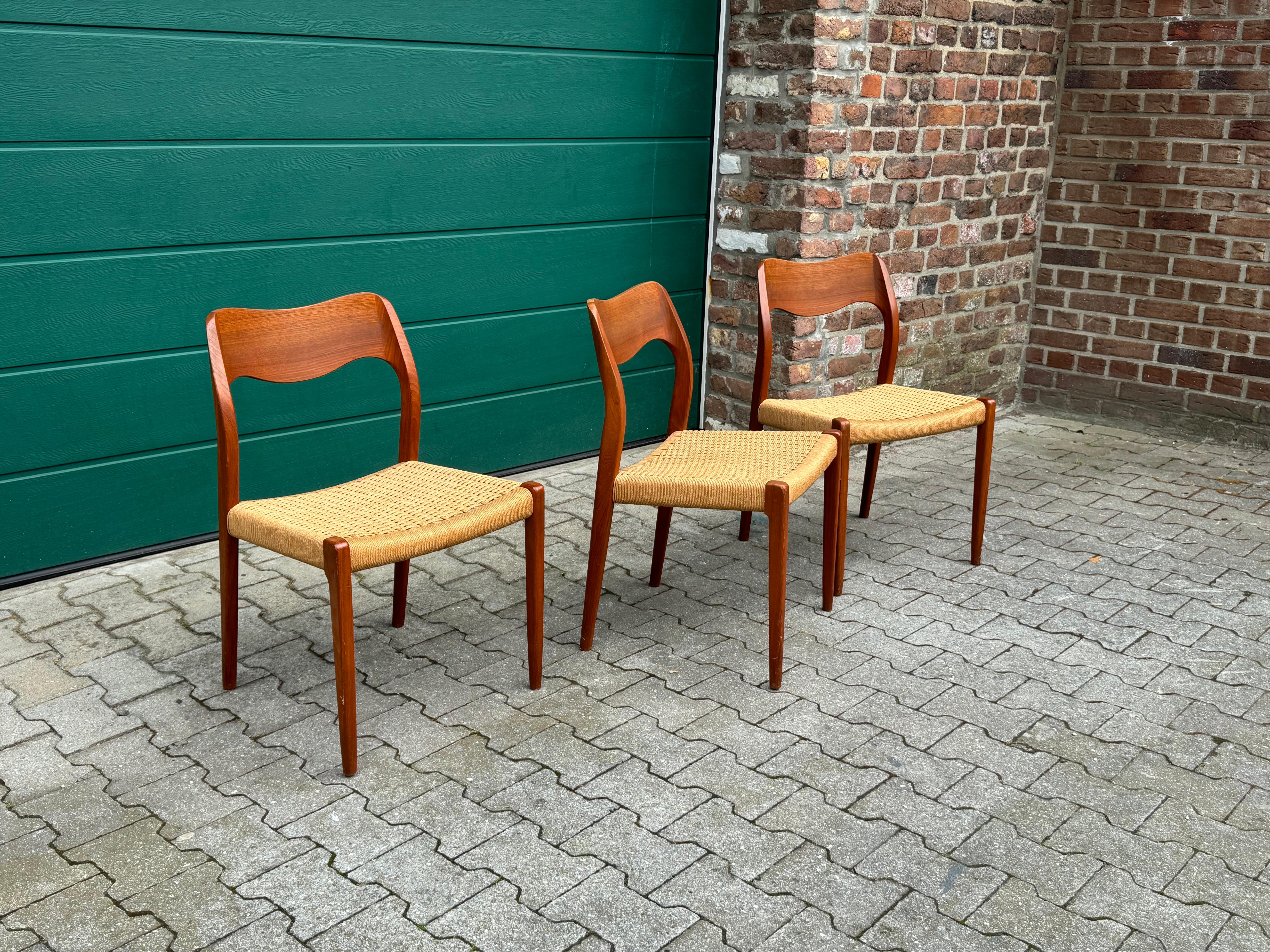This stunning Møller No. 77 chair, designed by Niels Otto Møller, showcases the elegance of mid-century Danish design. Crafted from rich teak, known for its warm tones and beautiful grain, this chair exemplifies Scandinavian craftsmanship. The
