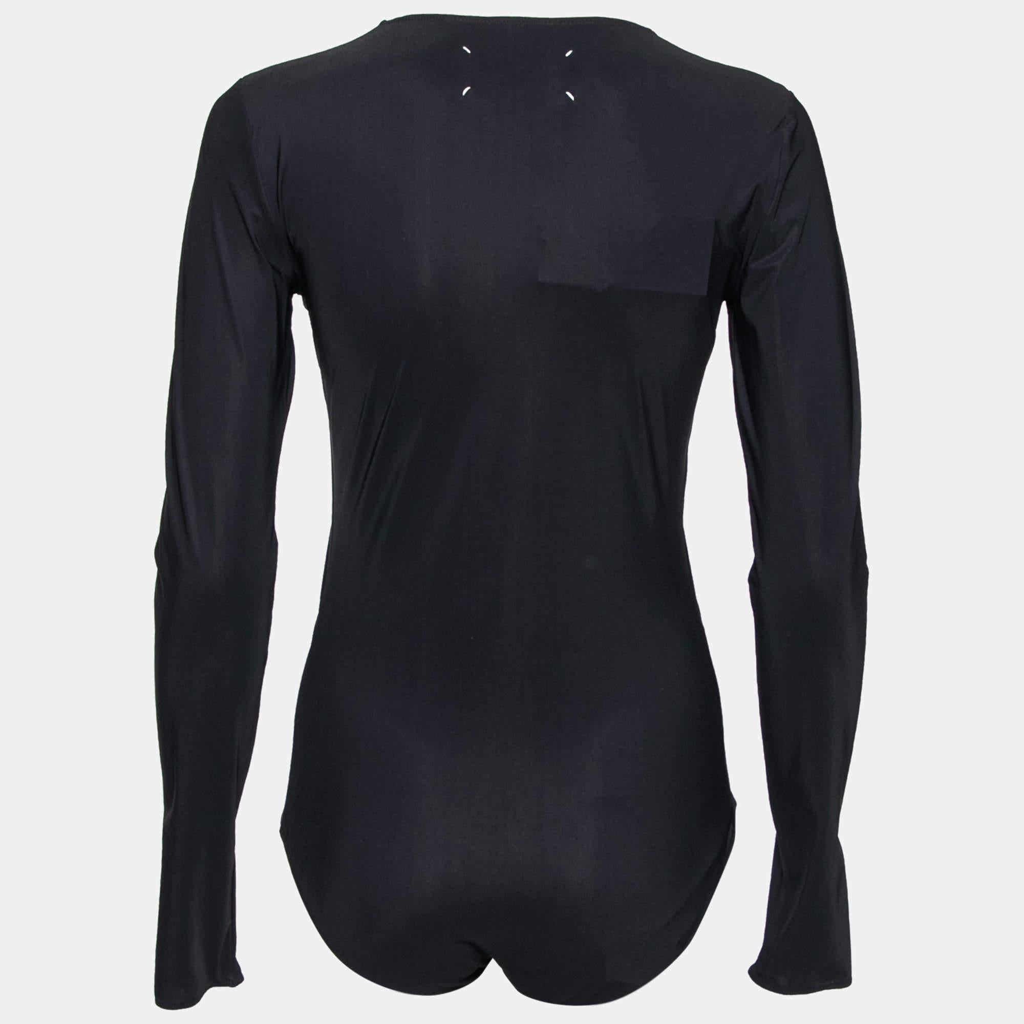 Fai spazio nel tuo armadio per questo elegante body nero di MM6 Maison Margiela. È cucito con materiali pregiati per ottenere una forma perfetta e ha le maniche lunghe. È rifinito con un dettaglio di sovrapposizione.