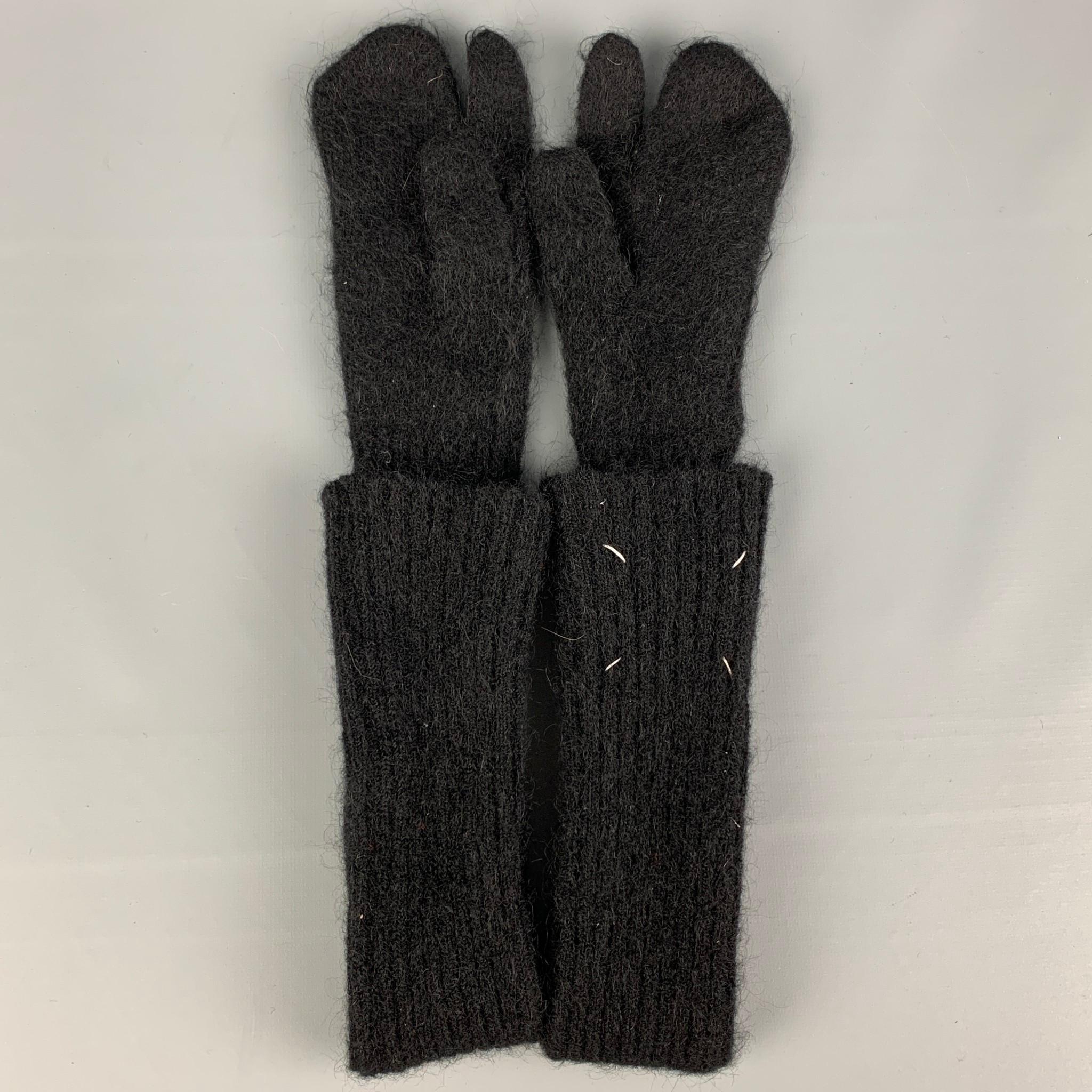 MM6 MAISON MARGIELA 'Tabi' gloves comes in a black stretch knitted wool blend featuring a long length.

Very Good Pre-Owned Condition.

Marked: Size tag removed

Measurements:

Width: 3.25 in.
Length: 23 in. 