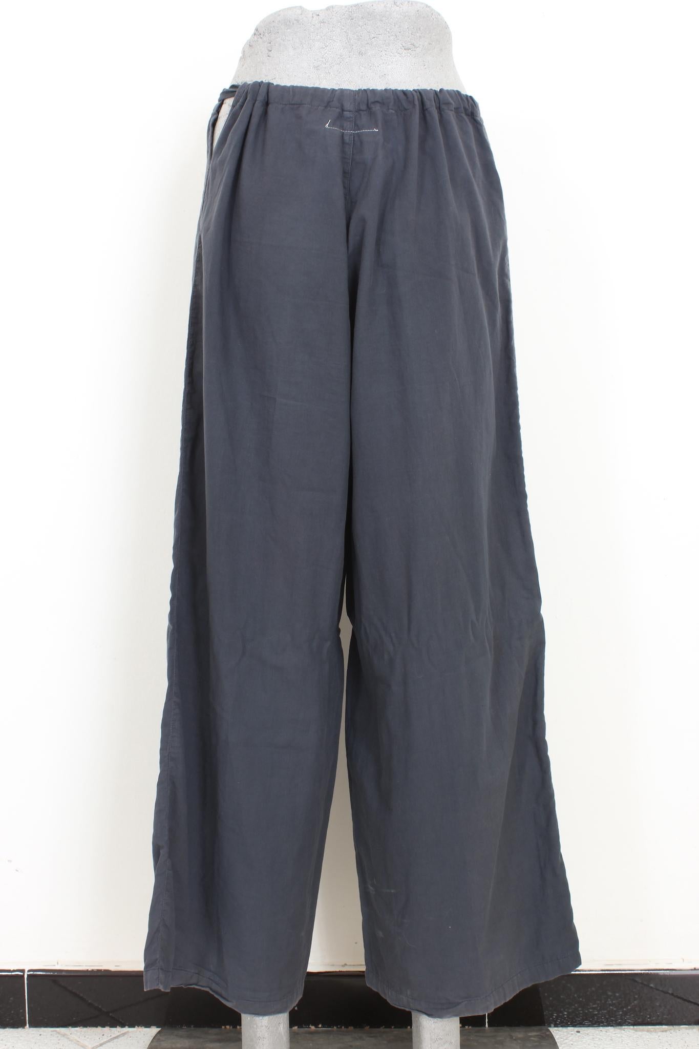 Martin Margiela 2000s wide leg pants. Dark gray color, closure with adjustable laces at the waist. 100% cotton fabric. Made in Italy.

Size: 42 IT 8 Us 10 Uk

Waist: 45cm
Length: 99cm
Hem: 31cm
Trouser crotch: 72 cm