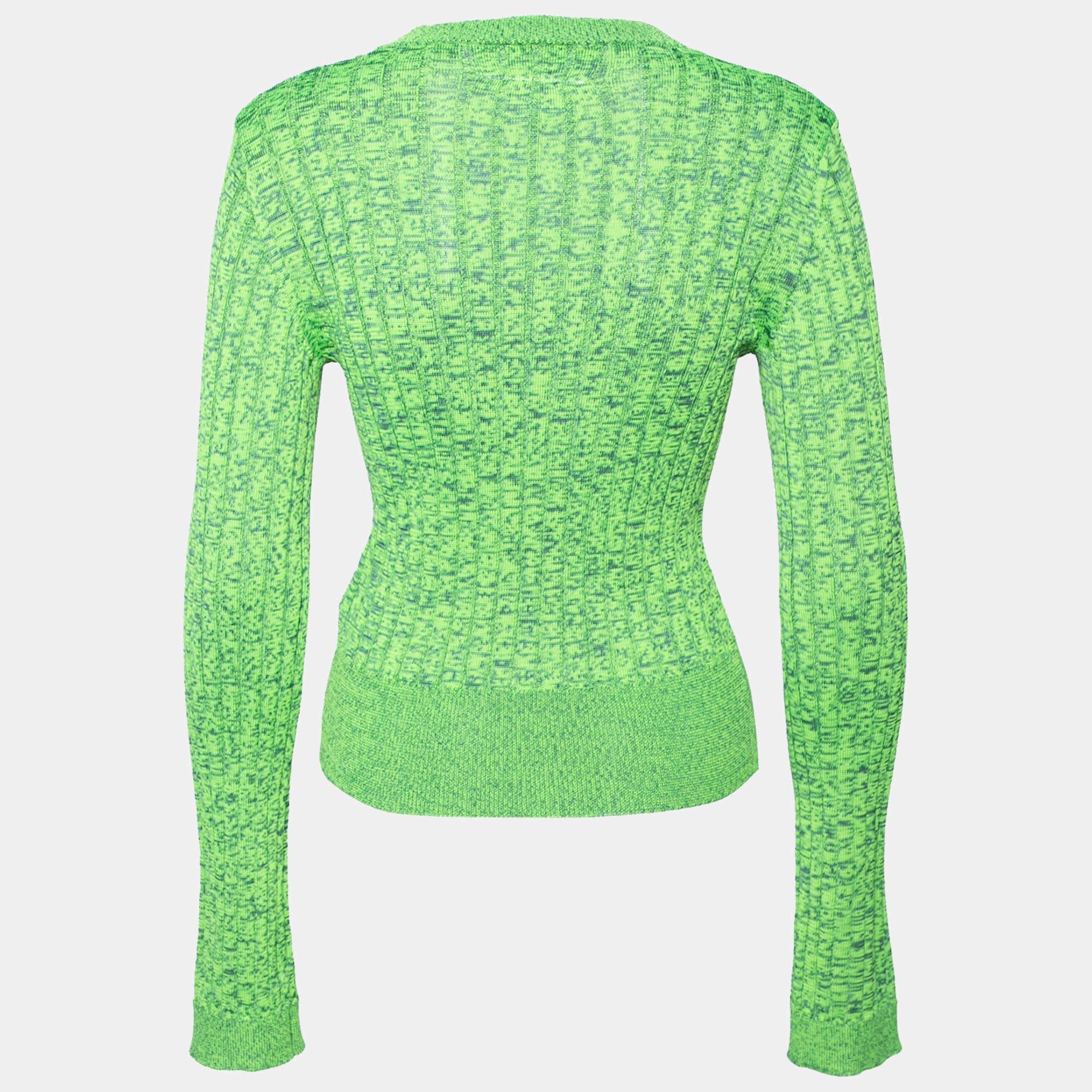 Dalla collezione MM6 Maison Margiela arriva questo maglione verde brillante tinto nello spazio e realizzato con materiali di qualità. Presenta un design a maglia a coste ed è rifinito con maniche lunghe. Sarà fantastico con jeans e scarpe da