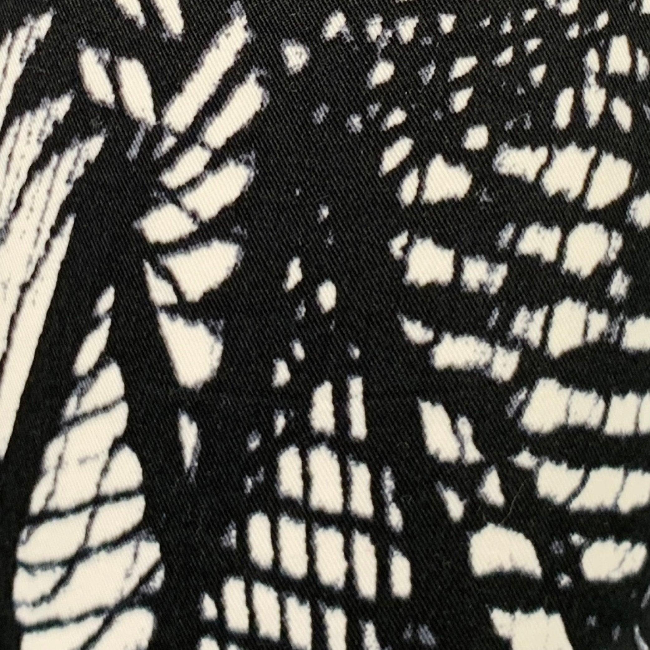 MM6 MAISON MARGIELA casual pants
in a black and white cotton stretch blend fabric featuring an abstract lines print, five pockets, and zip fly closure. Made in Italy.Very Good Pre-Owned Condition. 

Marked:   IT 40 

Measurements: 
  Waist: 28