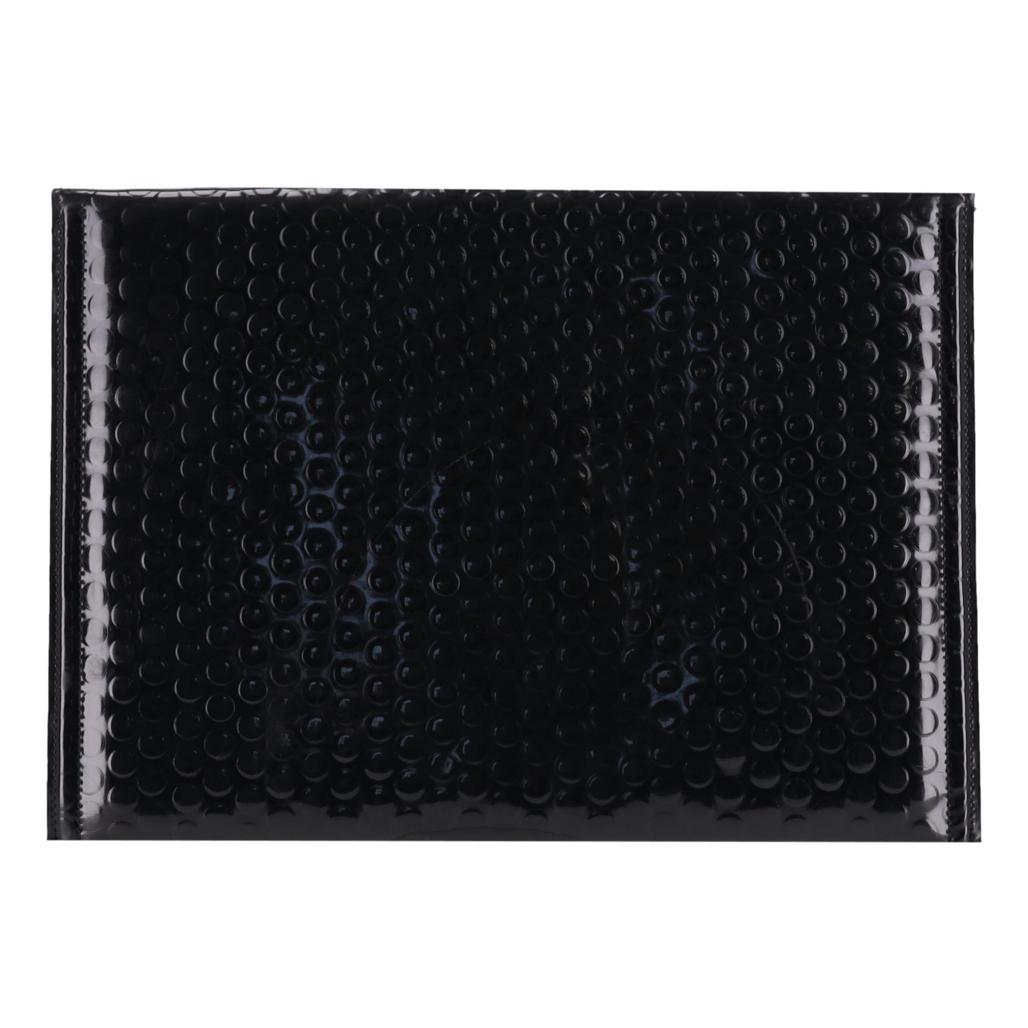 MM6 Maison Martin Margiela Bubble Wrap Clutch Bag

Black clutch bag designed with all-over bubble-textured quilted design.

Featuring front flap with dual press-stud closure and tonal interior with 'MM6' logo embossment.

Rrp Approx. £380

Size -