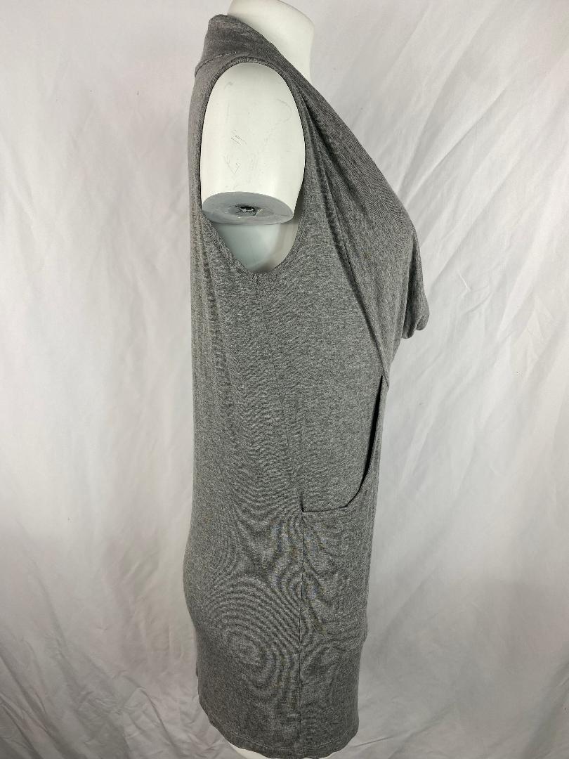 Détails du produit :

La robe est fabriquée en coton extensible, avec une encolure basse et deux poches avant. Il peut être remonté et porté comme un haut.