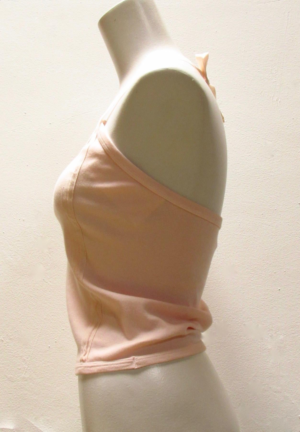 The straps of this halter extend down the bodice of the cropped pale pink 100% cotton top from vintage MM6 Maison Martin Margiela. 