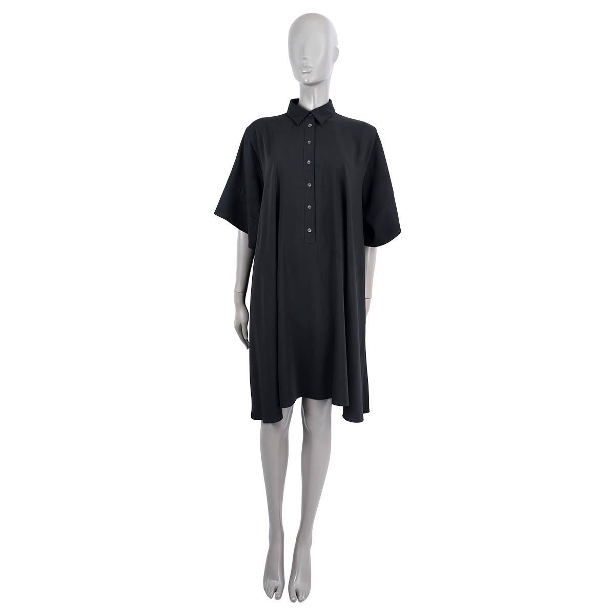100% authentisches MM6 Maison Margiela kurzärmeliges, übergroßes Hemdblusenkleid in A-Linie aus schwarzem Polyester (100%). Das Design umfasst sechs Tasten auf der Vorderseite. Unbeschriftet. Wurde getragen und ist in ausgezeichnetem
