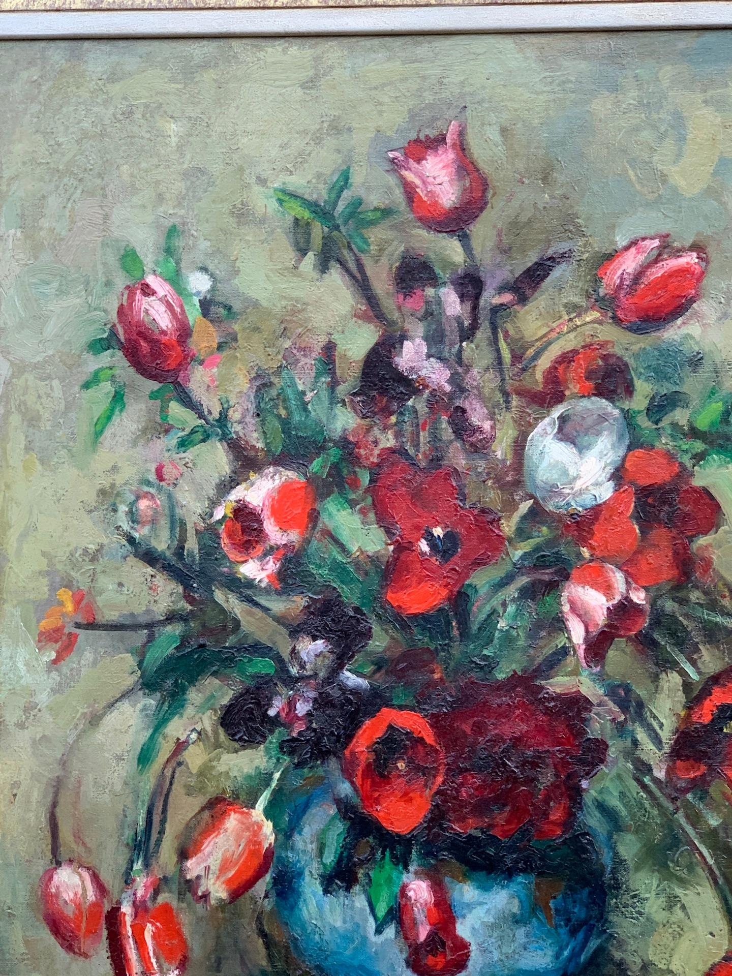 Nature morte anglaise des années 1930 de tulipes et autres fleurs rouges dans un vase  - Painting de M.Mathers