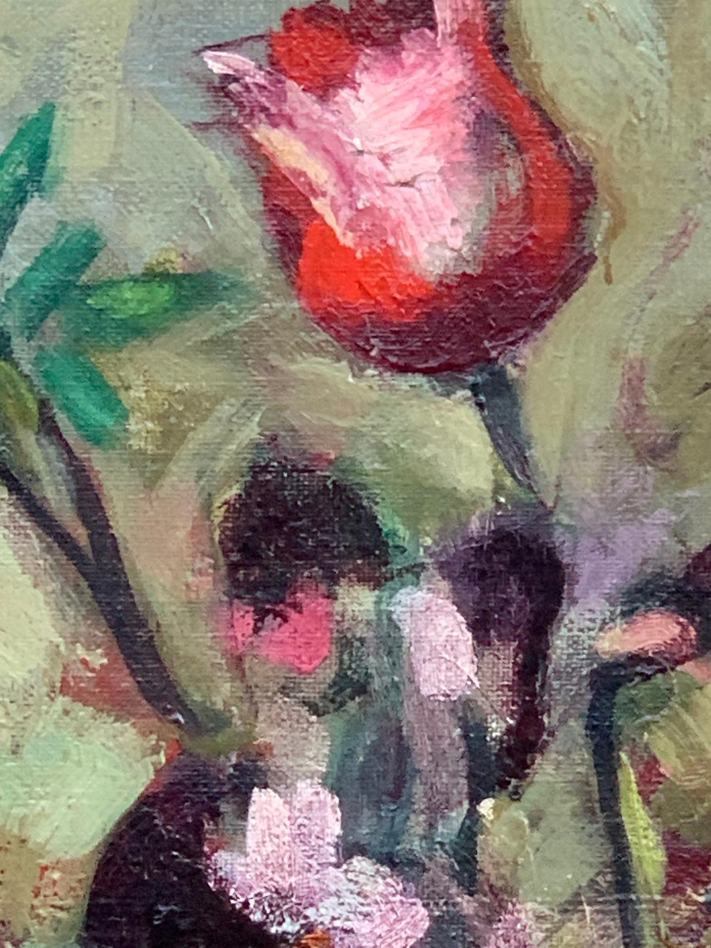 Wunderschönes englisches Stilleben aus den 1930er Jahren mit Tulpen und anderen roten Blumen in einer Vase. 

Die 1930er Jahre waren eine Zeit großer künstlerischer Experimente, und viele Künstler erkundeten in ihren Werken neue Techniken und Stile.