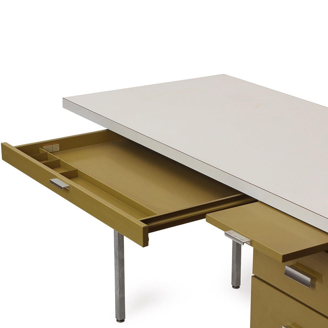 MMG Schreibtisch mit einem Sockel von George Nelson für Herman Miller, MMG (amerikanisch) im Angebot