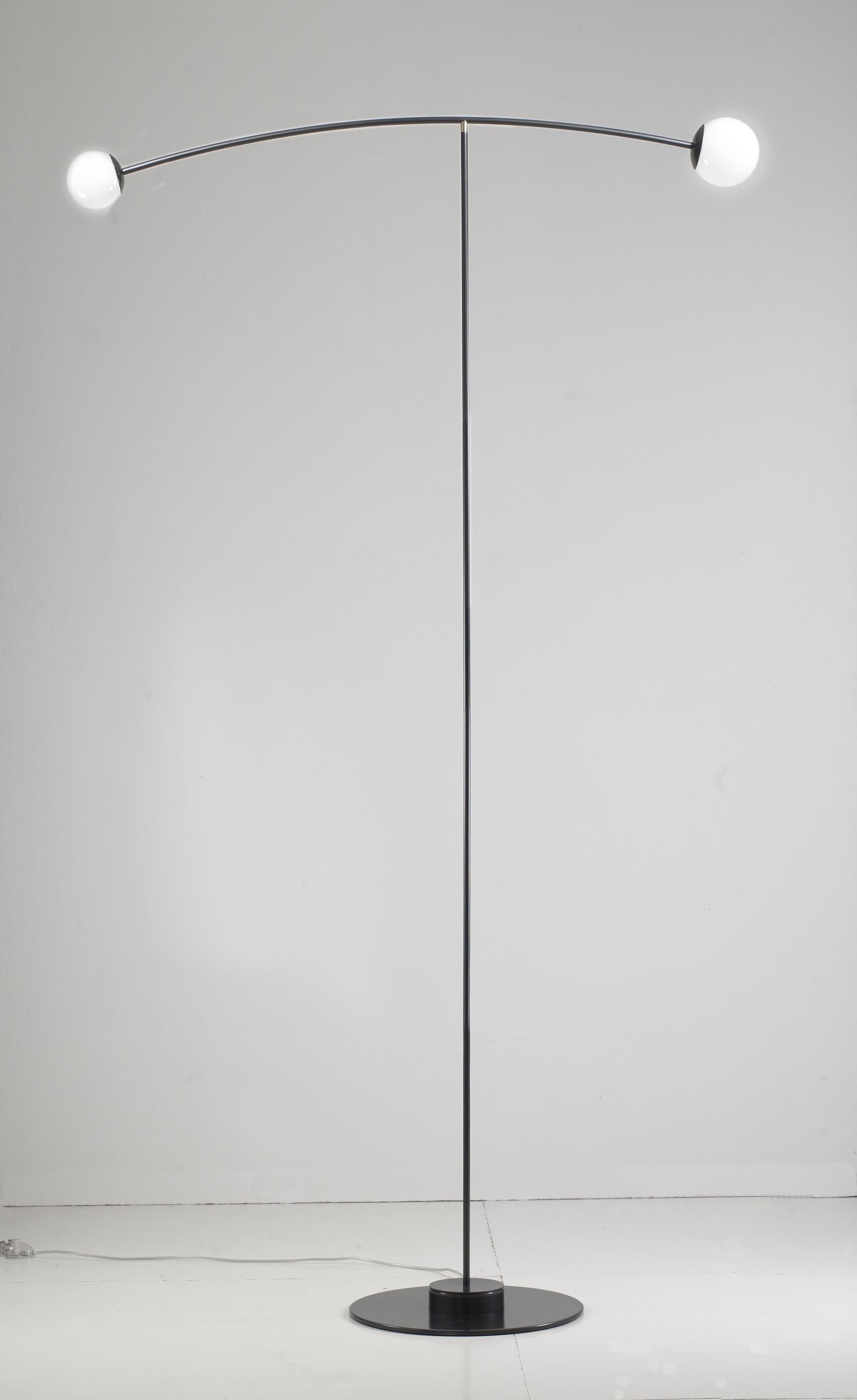 Lampadaire MMM Arch par MM Lampadari
Dimensions : D 124 x L 40 x H 210 cm.
MATERIAL : Métal et verre.

Différentes finitions sont disponibles. Toutes nos lampes peuvent être câblées en fonction de chaque pays. Si elle est vendue aux États-Unis, elle