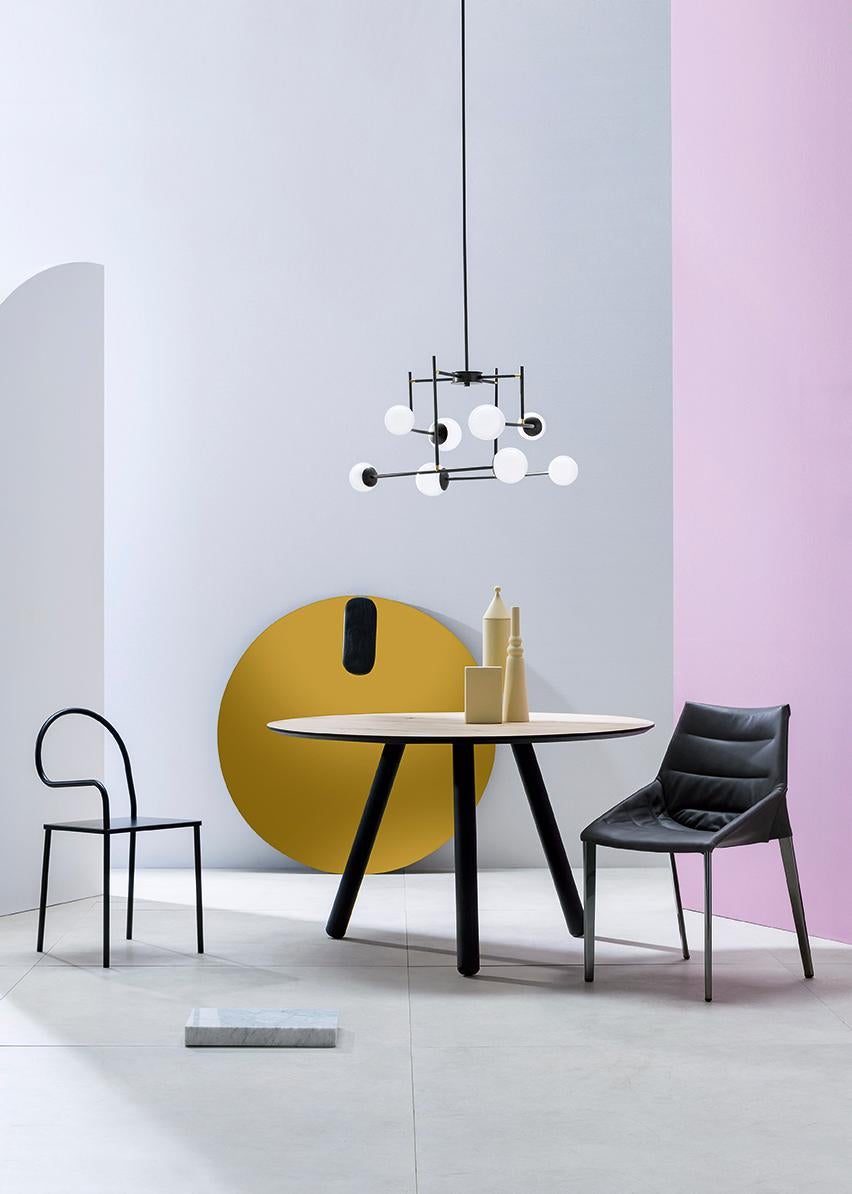 Lampada a sospensione MMM Arch di MM Lampadari
Dimensioni: D 70 x L 70 x H 17 cm.
Materiali: Metallo e vetro.

Sono disponibili diverse finiture. Tutte le nostre lampade possono essere cablate a seconda del Paese. Se viene venduto negli Stati Uniti,