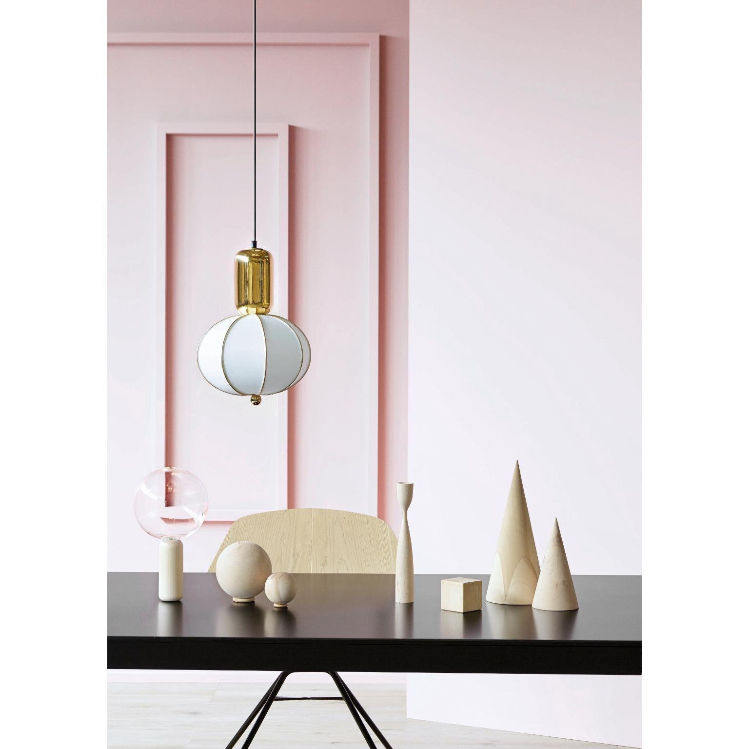 Lampada a sospensione MMM Balloon di MM Lampadari
Dimensioni: Ø 30 x H. 45 cm.
Materiali: Metallo e tessuto.

Sono disponibili diverse finiture. Tutte le nostre lampade possono essere cablate a seconda del Paese. Se viene venduto negli Stati Uniti,