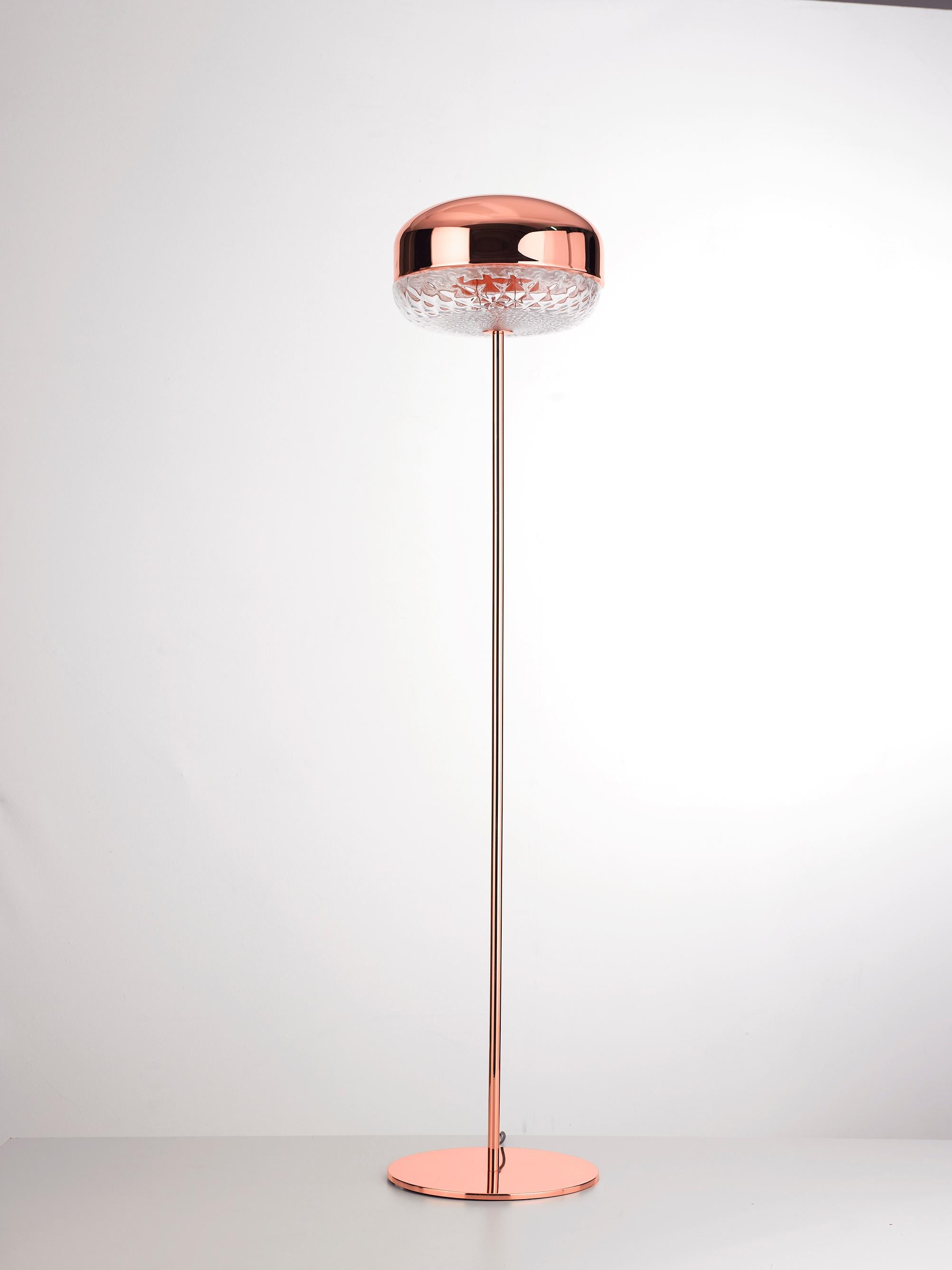 MMM Balloton Lámpara de pie by MM Lampadari
Dimensiones: Ø 40 x H 185 cm.
Materiales: Metal y cristal de Murano.

Hay disponibles diferentes acabados. Todas nuestras lámparas pueden cablearse según cada país. Si se vende a EE.UU., se cableará para