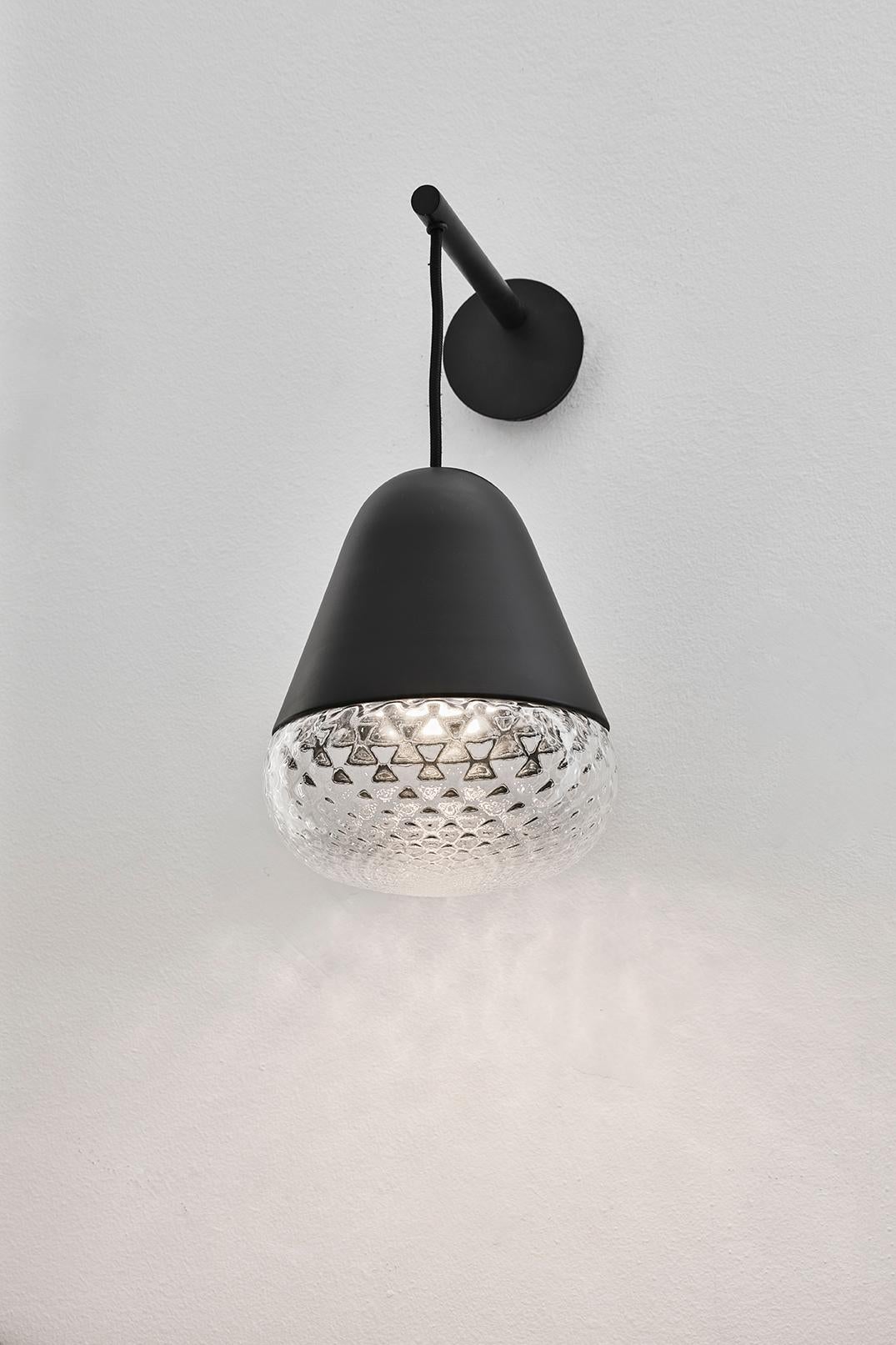 MMM Balloton Lámpara de pared de MM Lampadari
Dimensiones: Ø 39 x A 39 cm.
Materiales: Metal y cristal de Murano.

Hay disponibles diferentes acabados. Todas nuestras lámparas pueden cablearse según cada país. Si se vende a EE.UU., se cableará para