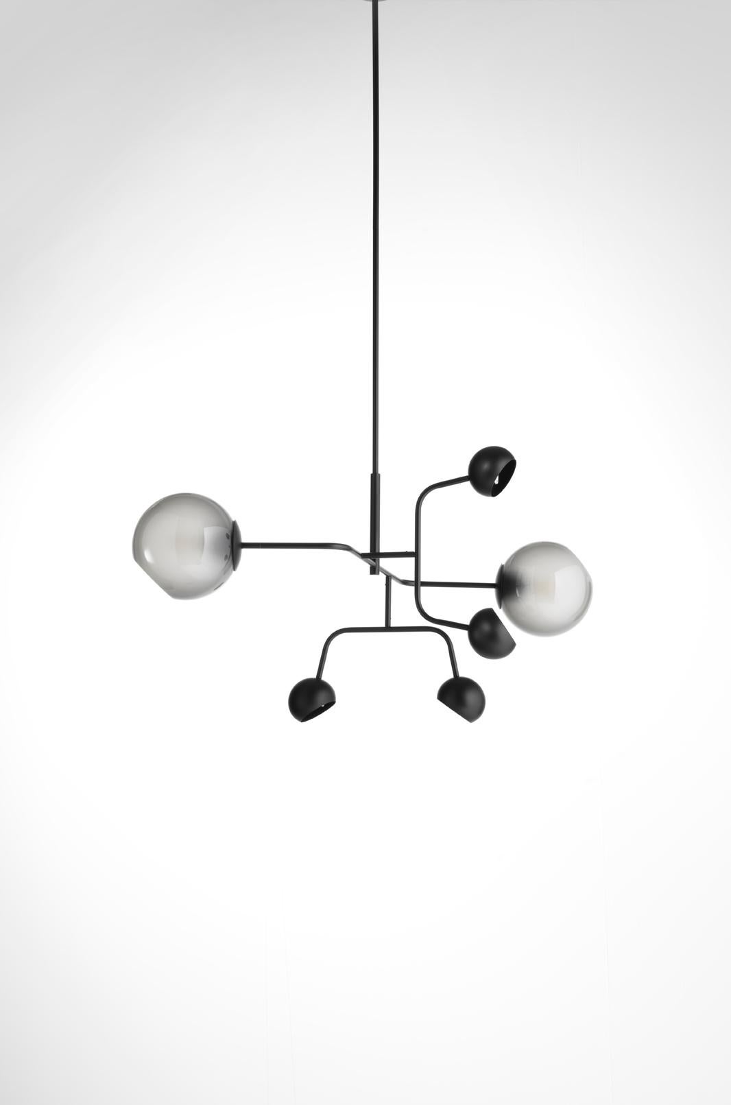 Lampe suspendue MMM par MM Lampadari
Dimensions : D 78 x L81 x H 102 cm.
MATERIAL : Métal, verre soufflé fumè satiné et PMMA blanc glace opale.

Différentes finitions sont disponibles. Toutes nos lampes peuvent être câblées en fonction de chaque