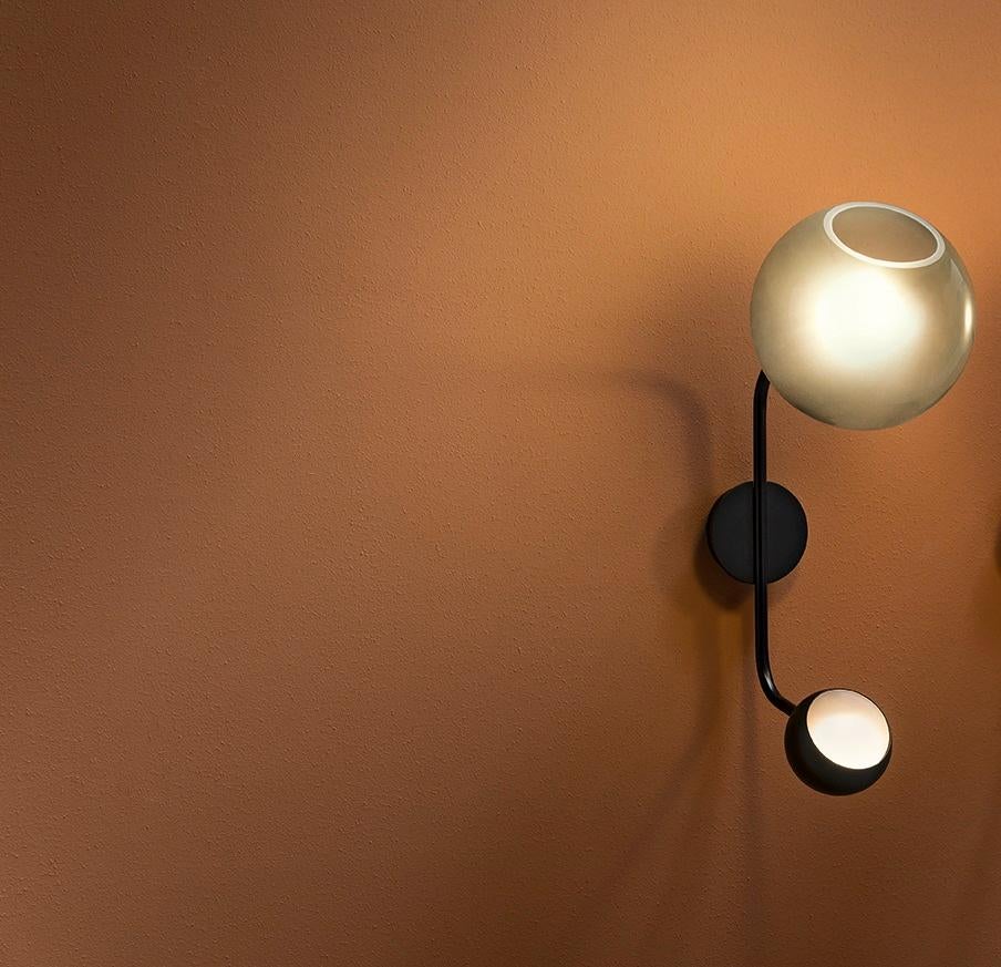 Aplique de pared MMM Chill de MM Lampadari
Dimensiones: P 46 x An 33 x Al 20 cm.
Materiales: Metal, vidrio soplado satinado fumè y PMMA opale blanco hielo.

Hay disponibles diferentes acabados. Todas nuestras lámparas pueden cablearse según cada