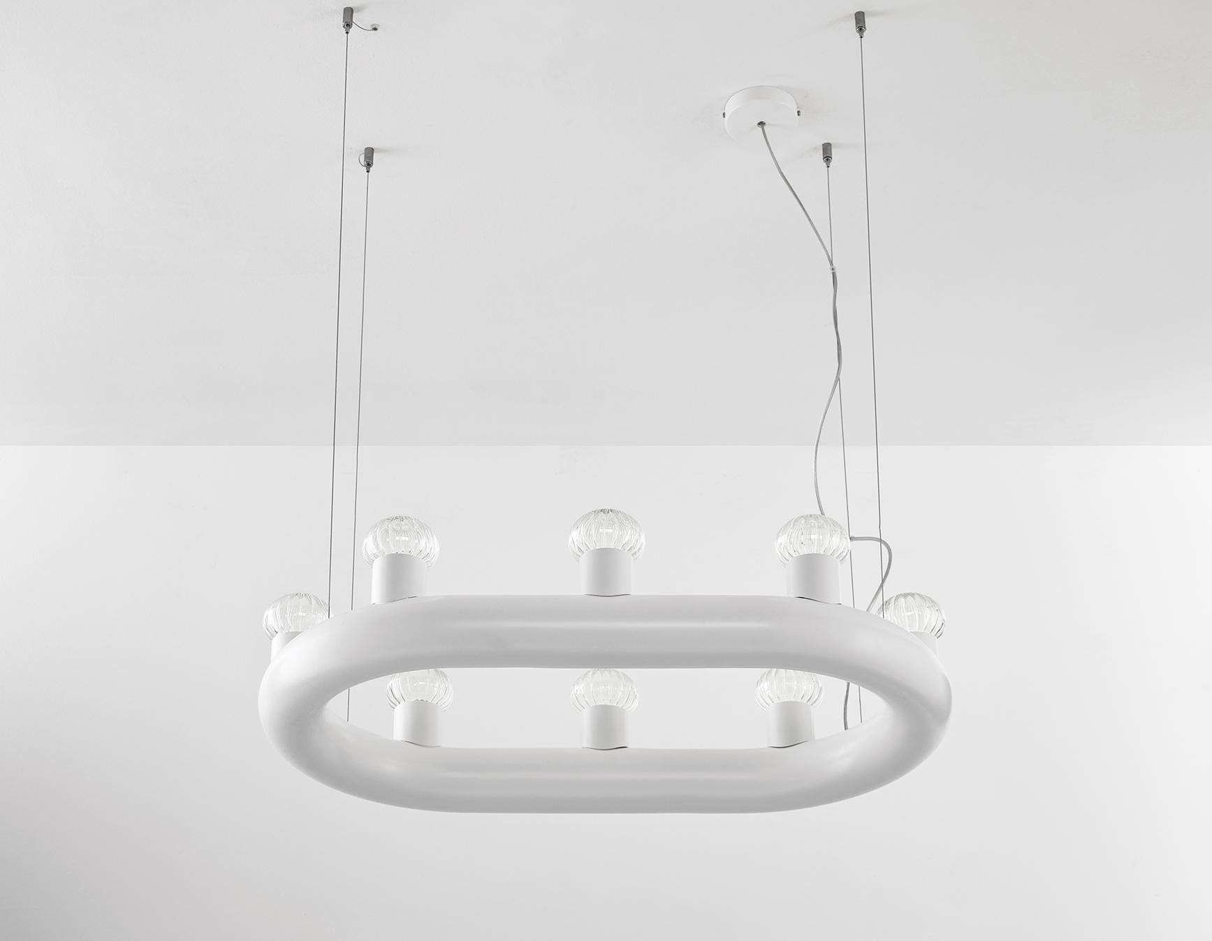 Lampada a sospensione MMM Kingdom 8 di MM Lampadari
Dimensioni: D 48 x L 80 x H 128 cm.
Materiali: Metallo e vetro di Murano. 

Tutte le nostre lampade possono essere cablate a seconda del Paese. Se viene venduto negli Stati Uniti, sarà cablato per