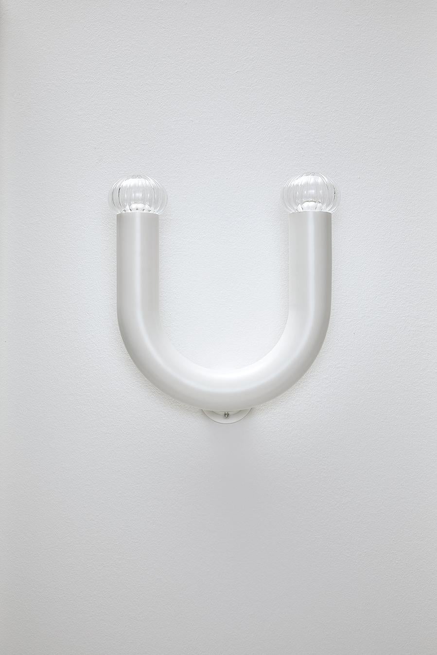 MMM Kingdom Lámpara de pared de MM Lampadari
Dimensiones: P 14 x An 32 x Al 34 cm.
Materiales: Metal y cristal de Murano. 

Todas nuestras lámparas pueden cablearse según cada país. Si se vende a EE.UU., se cableará para ese país, por ejemplo.