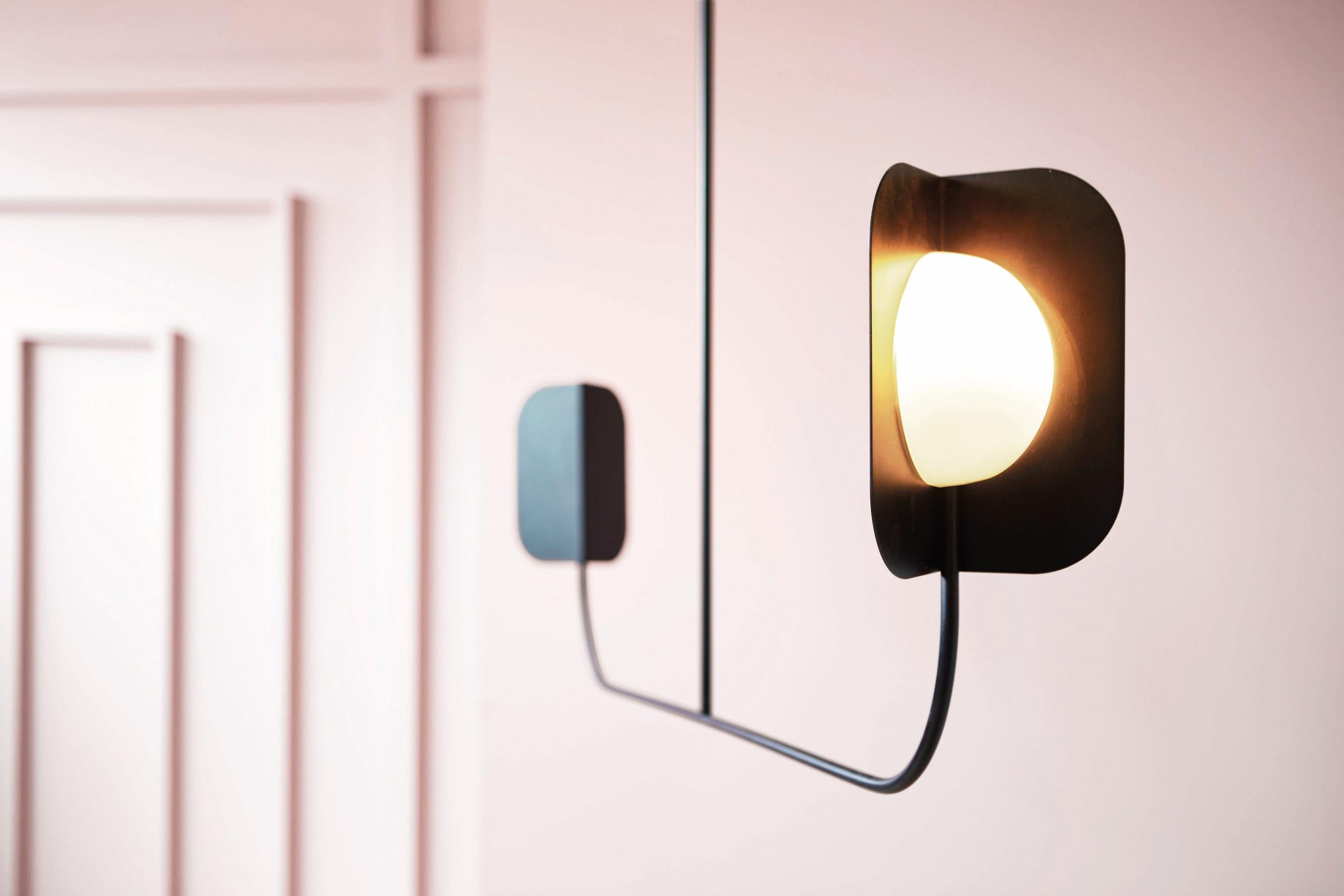 Lampada a sospensione MMM Leaf 2 di MM Lampadari
Dimensioni: Ø 140 x H. 54/104 cm.
Materiali: Vetro e metallo.

Sono disponibili diverse finiture di metallo. Tutte le nostre lampade possono essere cablate a seconda del Paese. Se viene venduto negli