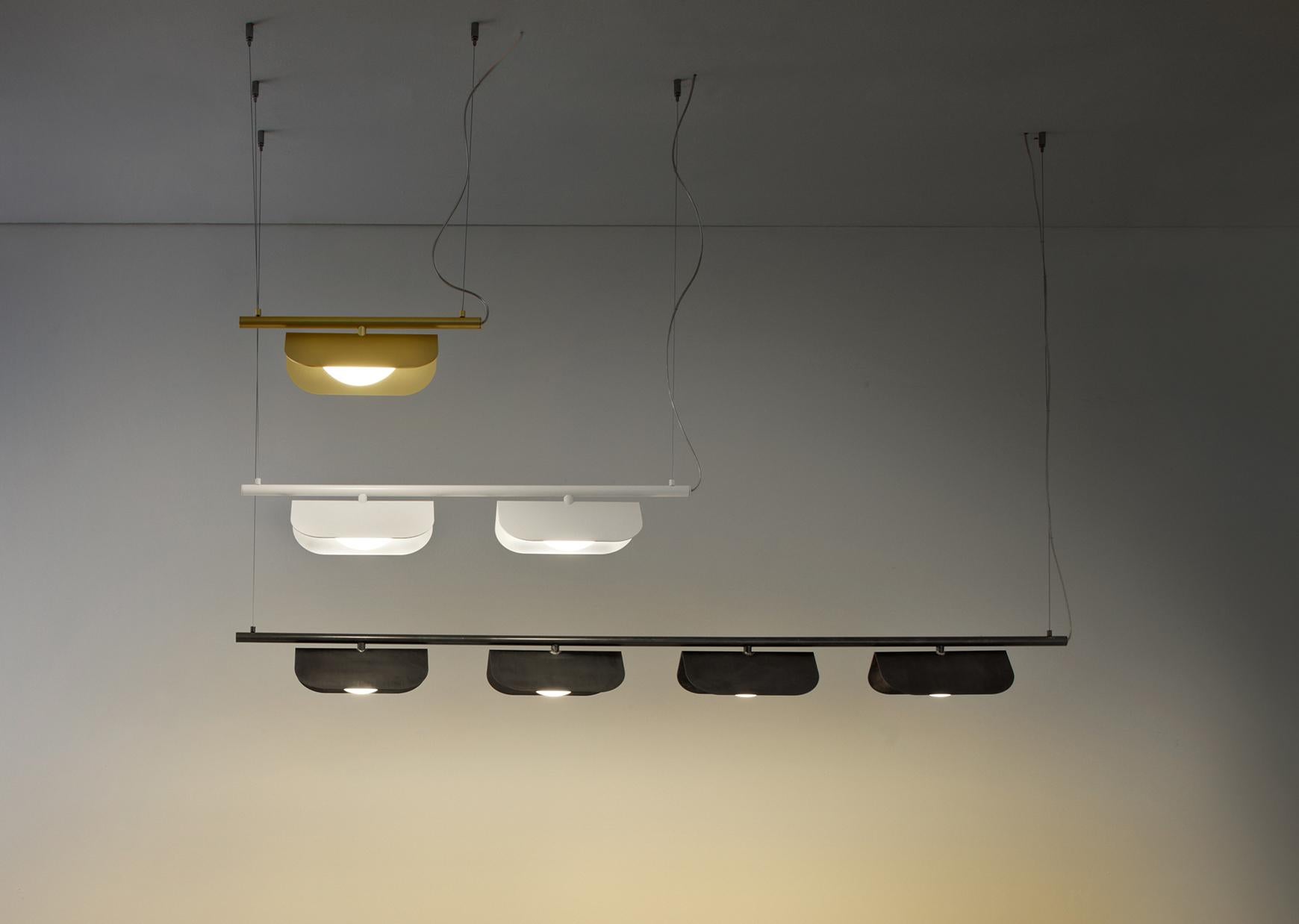 Lampada a sospensione MMM Leaf B4 di MM Lampadari
Dimensioni: Ø 165 x H. 130 cm.
Materiali: Vetro e metallo.

Sono disponibili diverse finiture di metallo. Tutte le nostre lampade possono essere cablate a seconda del Paese. Se viene venduto negli